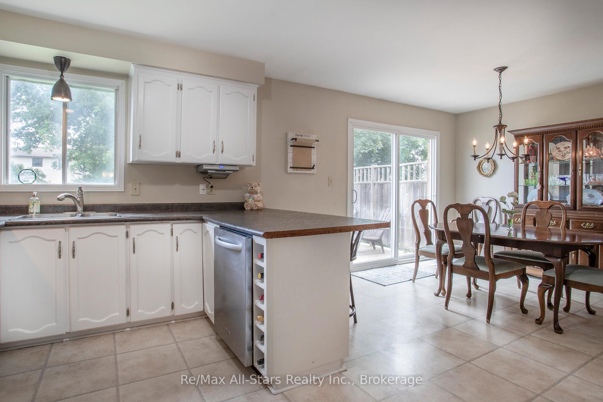 Photo 14 of 39 Applewood Crescent, Scugog, Port Perry — HOMEH