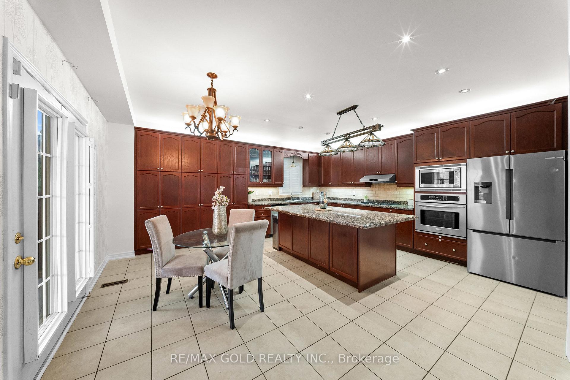 Photo 10 of 29 Royal Links Circle, Brampton, Vales of Castlemore North — HOMEH