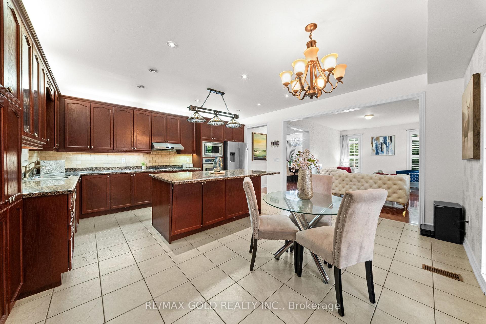 Photo 12 of 29 Royal Links Circle, Brampton, Vales of Castlemore North — HOMEH