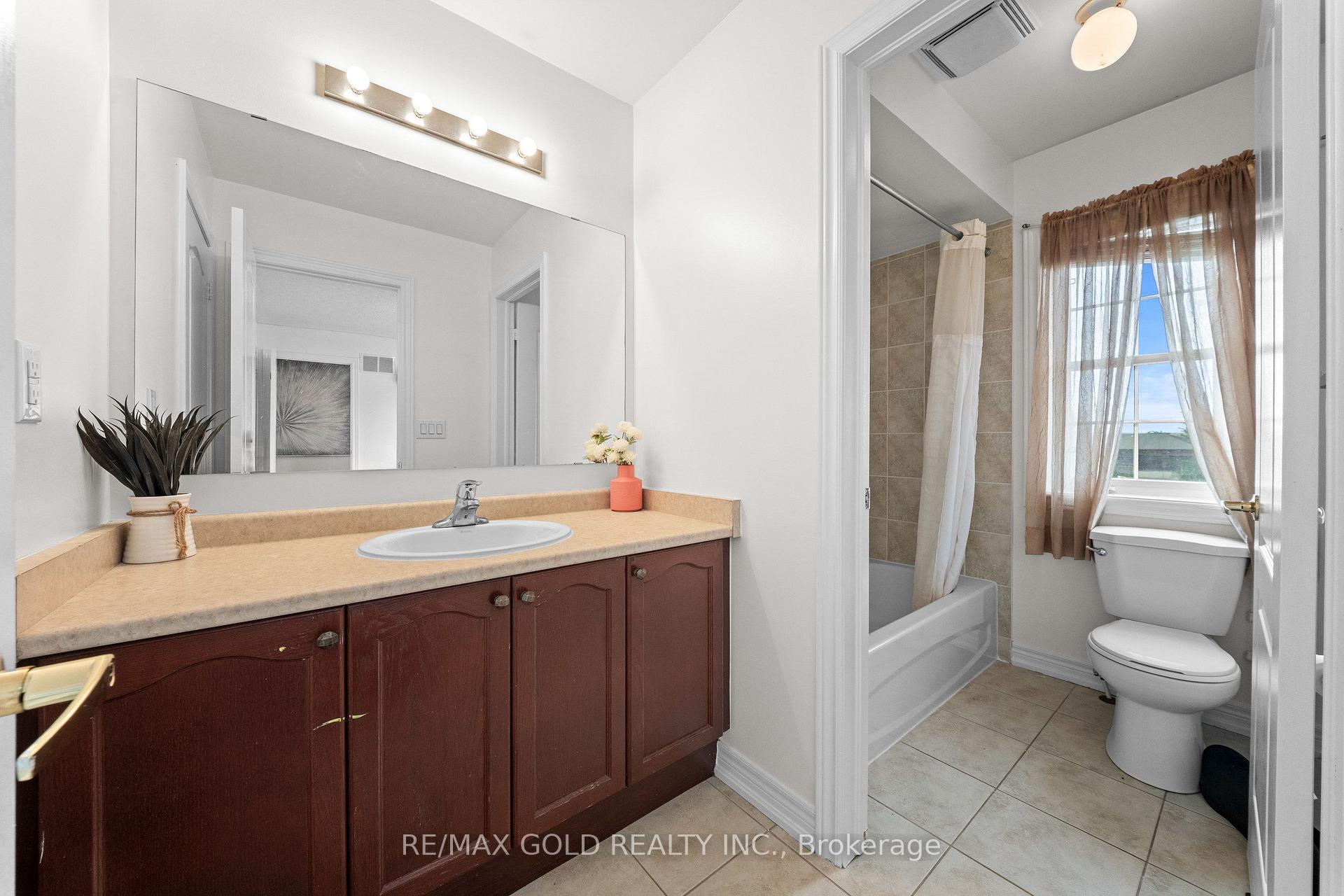 Photo 22 of 29 Royal Links Circle, Brampton, Vales of Castlemore North — HOMEH