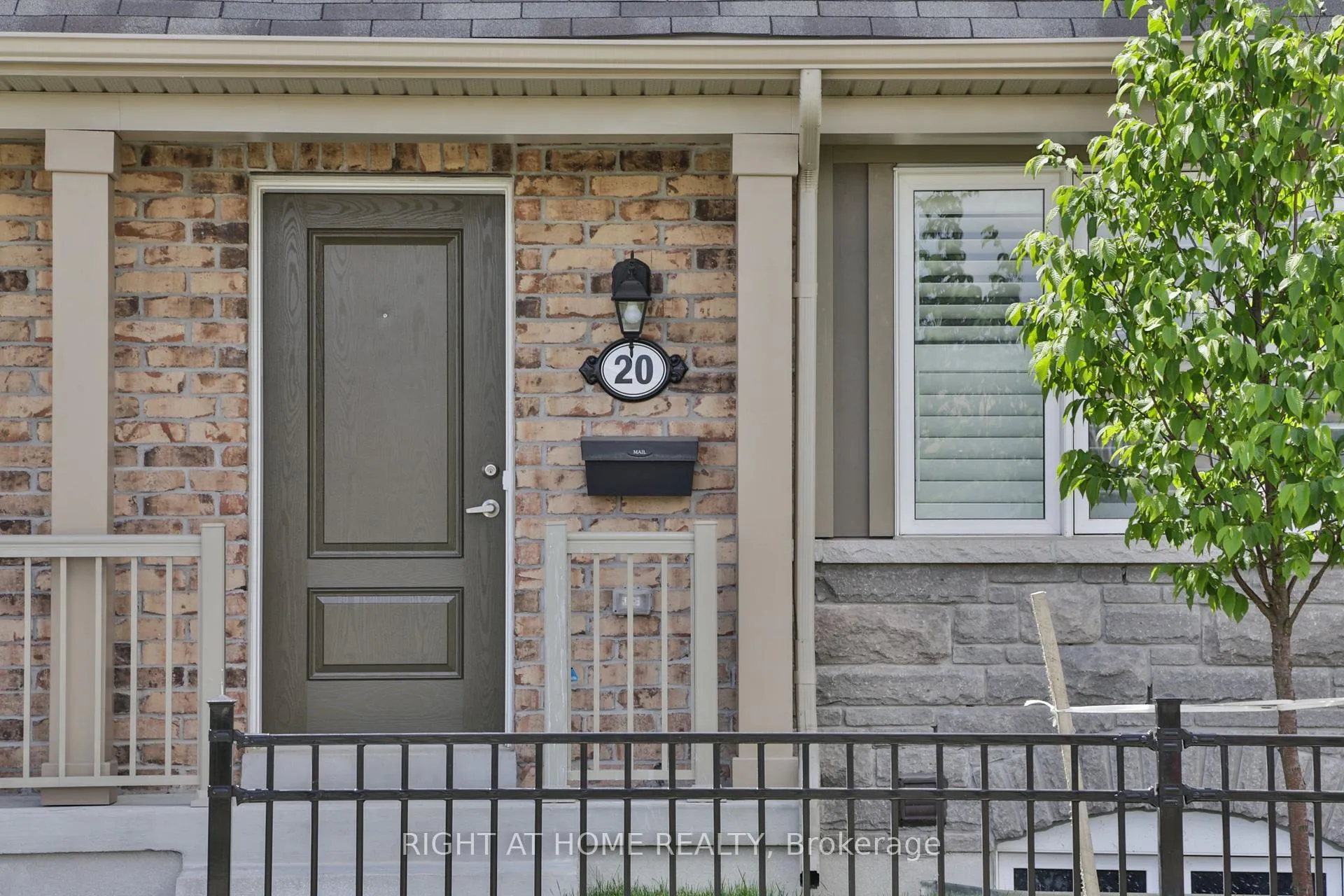 Photo 2 of Unit 20, 50 Edinburgh Drive, Brampton, Bram West — HOMEH