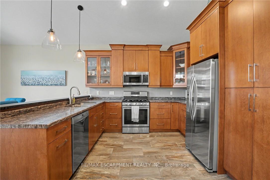 Photo 16 of 12 Silverwood Avenue, Welland, Coyle Creek — HOMEH