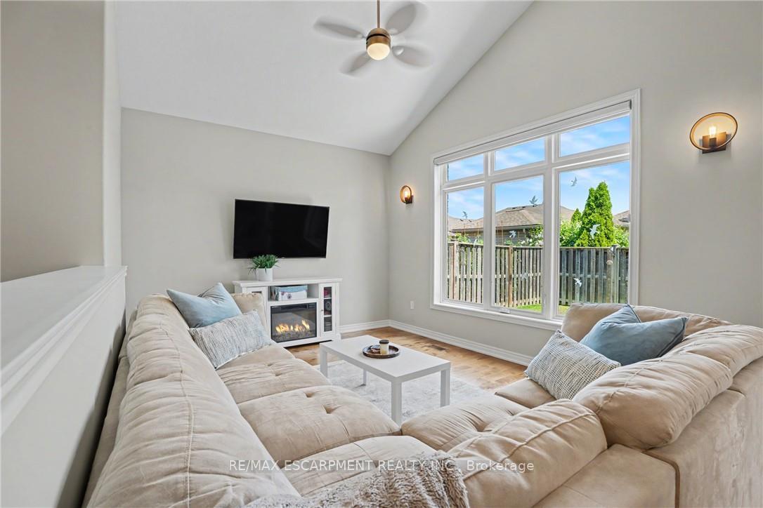 Photo 21 of 12 Silverwood Avenue, Welland, Coyle Creek — HOMEH