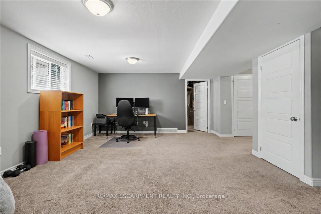 Photo 26 of 12 Silverwood Avenue, Welland, Coyle Creek — HOMEH