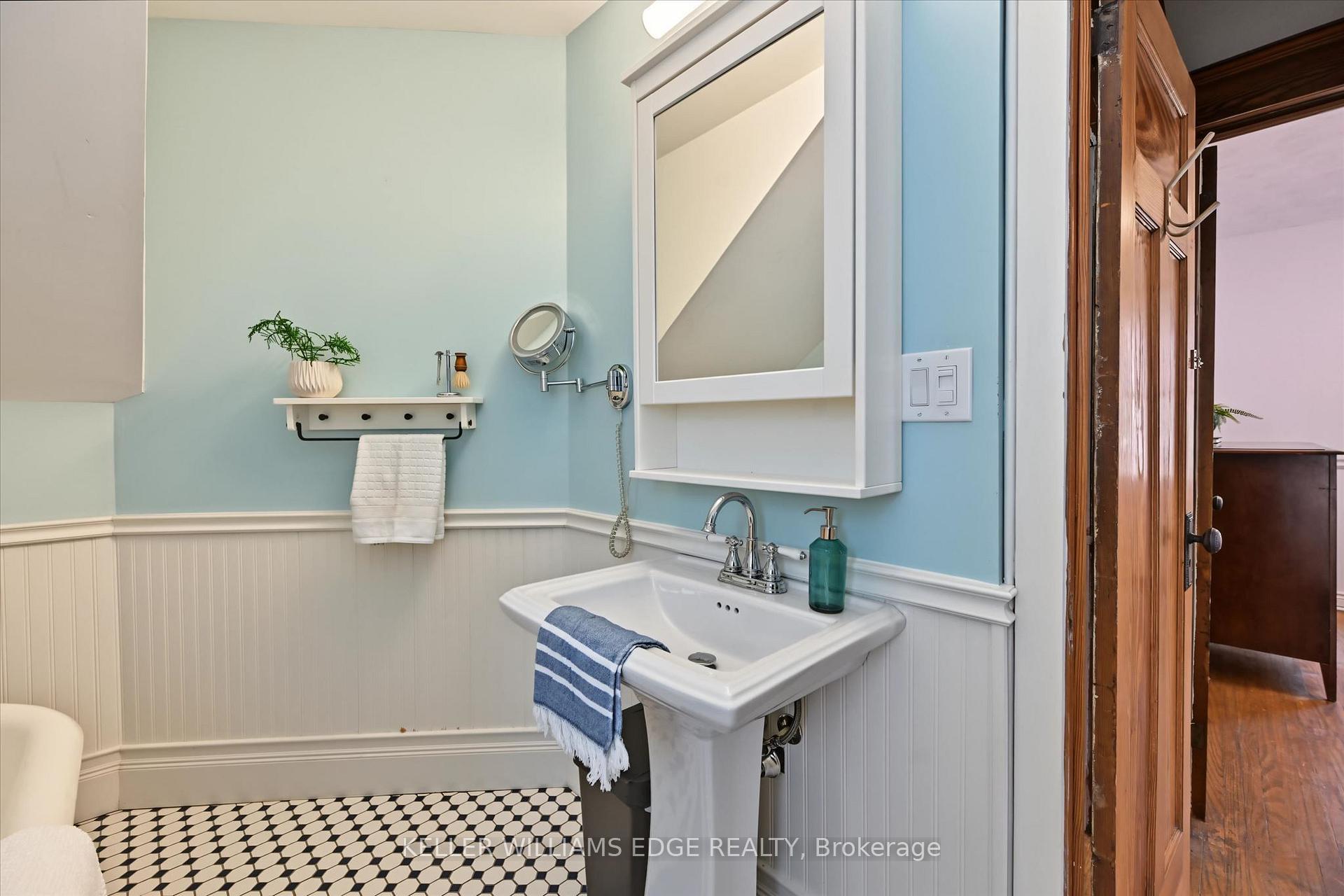 Photo 28 of 164 Balmoral Avenue S, Hamilton, Delta — HOMEH
