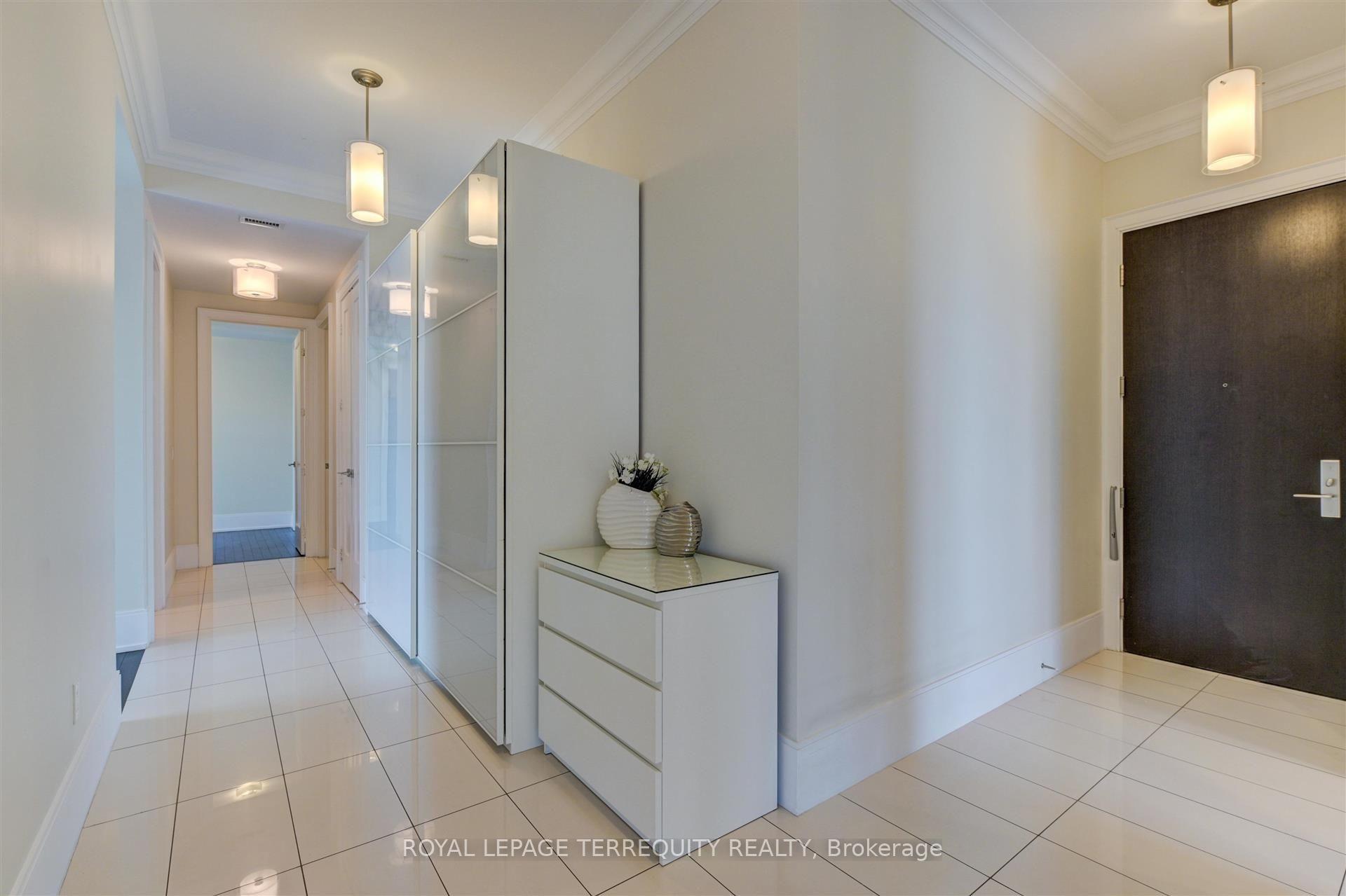Photo 2 of Unit 2521, 70 Roehampton Avenue, Toronto, Mount Pleasant West — HOMEH