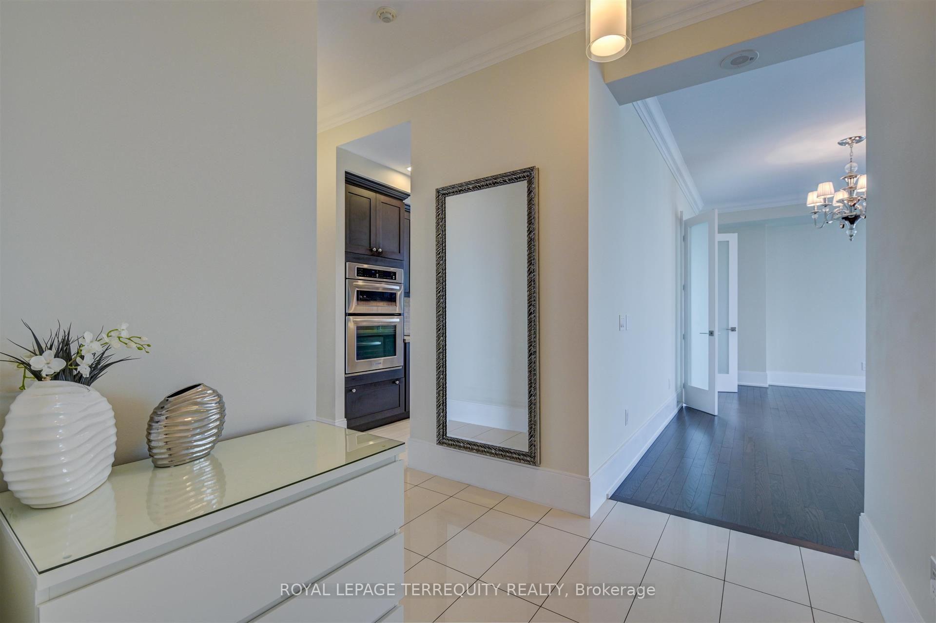 Photo 3 of Unit 2521, 70 Roehampton Avenue, Toronto, Mount Pleasant West — HOMEH