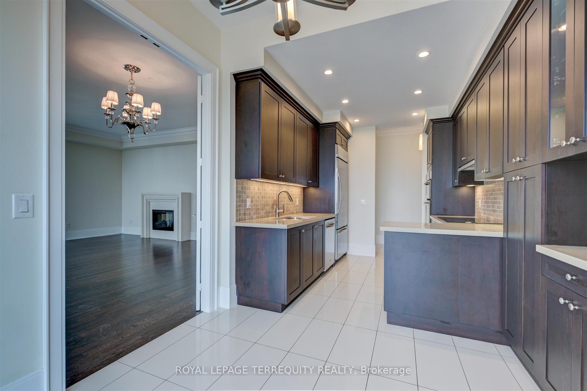 Photo 4 of Unit 2521, 70 Roehampton Avenue, Toronto, Mount Pleasant West — HOMEH