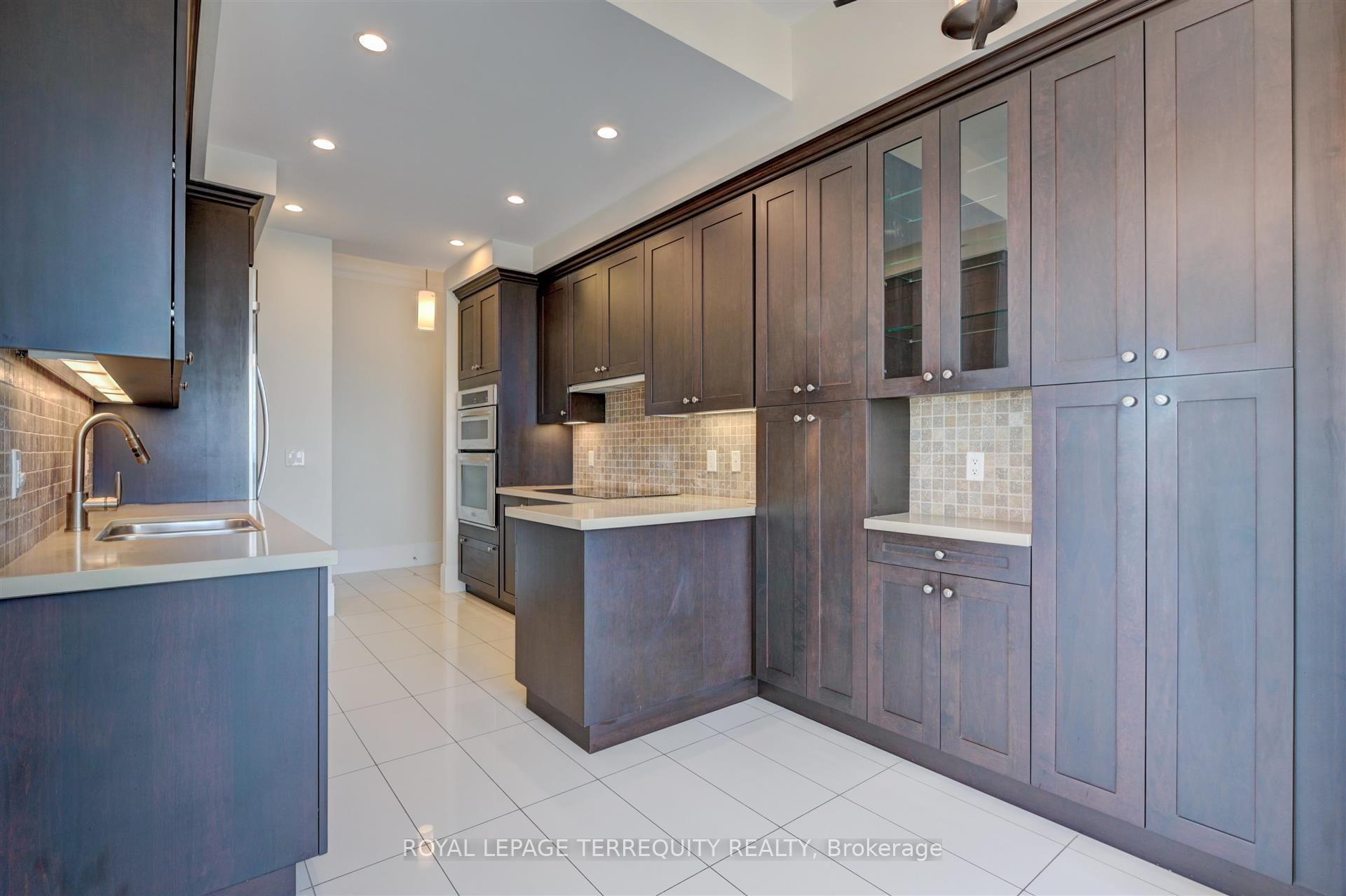 Photo 6 of Unit 2521, 70 Roehampton Avenue, Toronto, Mount Pleasant West — HOMEH