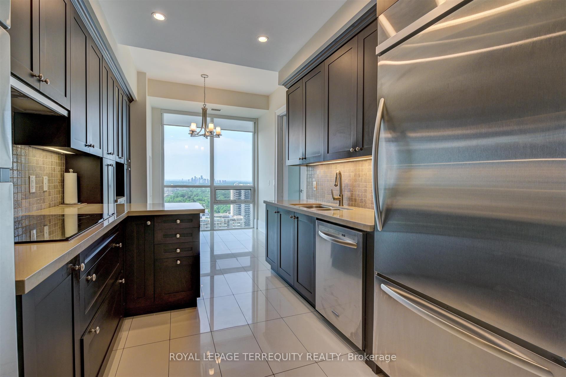 Photo 5 of Unit 2521, 70 Roehampton Avenue, Toronto, Mount Pleasant West — HOMEH