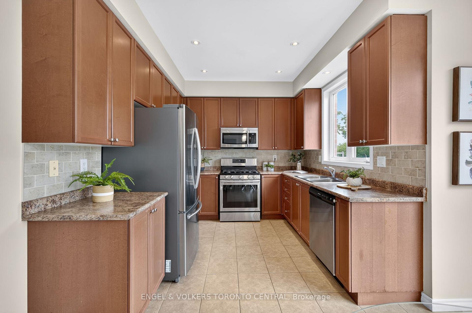 Photo 17 of 94 Baldwin Drive, Cambridge, Silver Heights — HOMEH