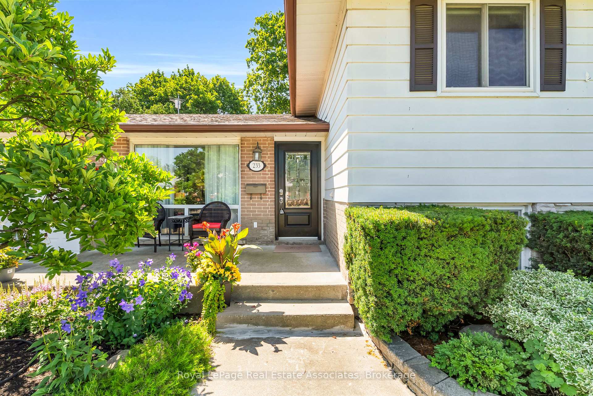 Photo 2 of 233 Elmore Drive, Halton Hills, Acton — HOMEH