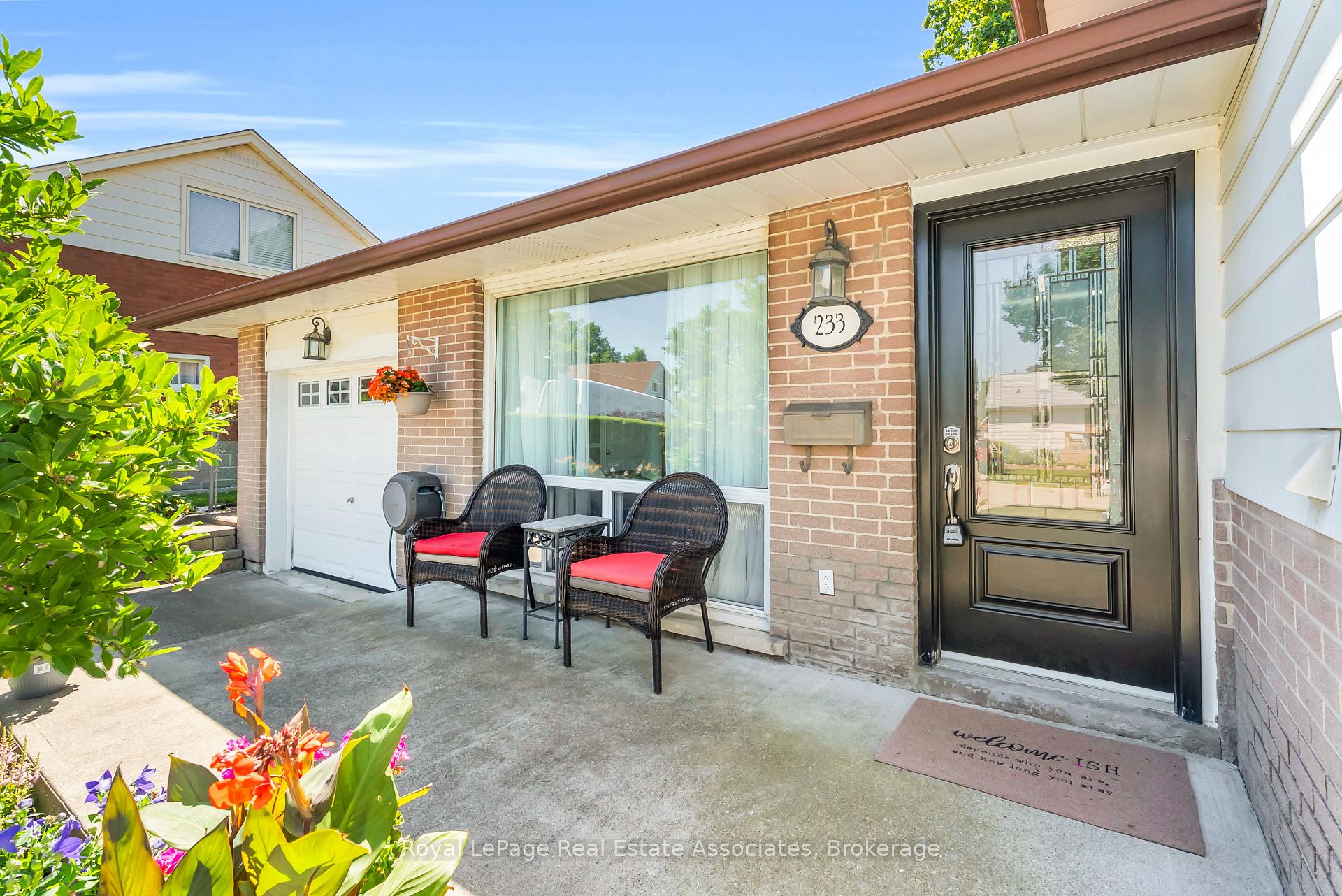 Photo 3 of 233 Elmore Drive, Halton Hills, Acton — HOMEH