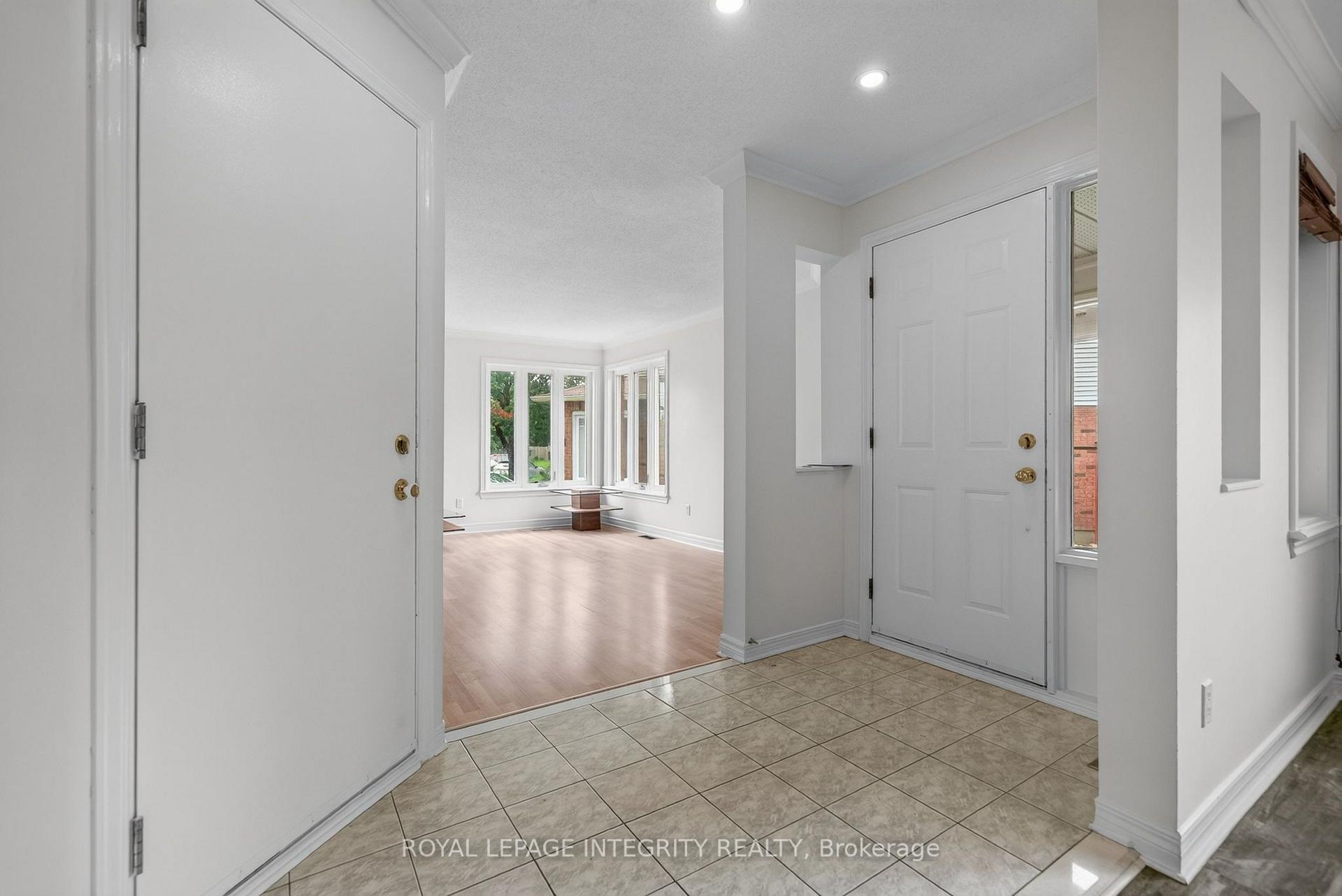 Photo 3 of 137 Hunterswood Crescent, Ottawa, Hunt Club Park — HOMEH