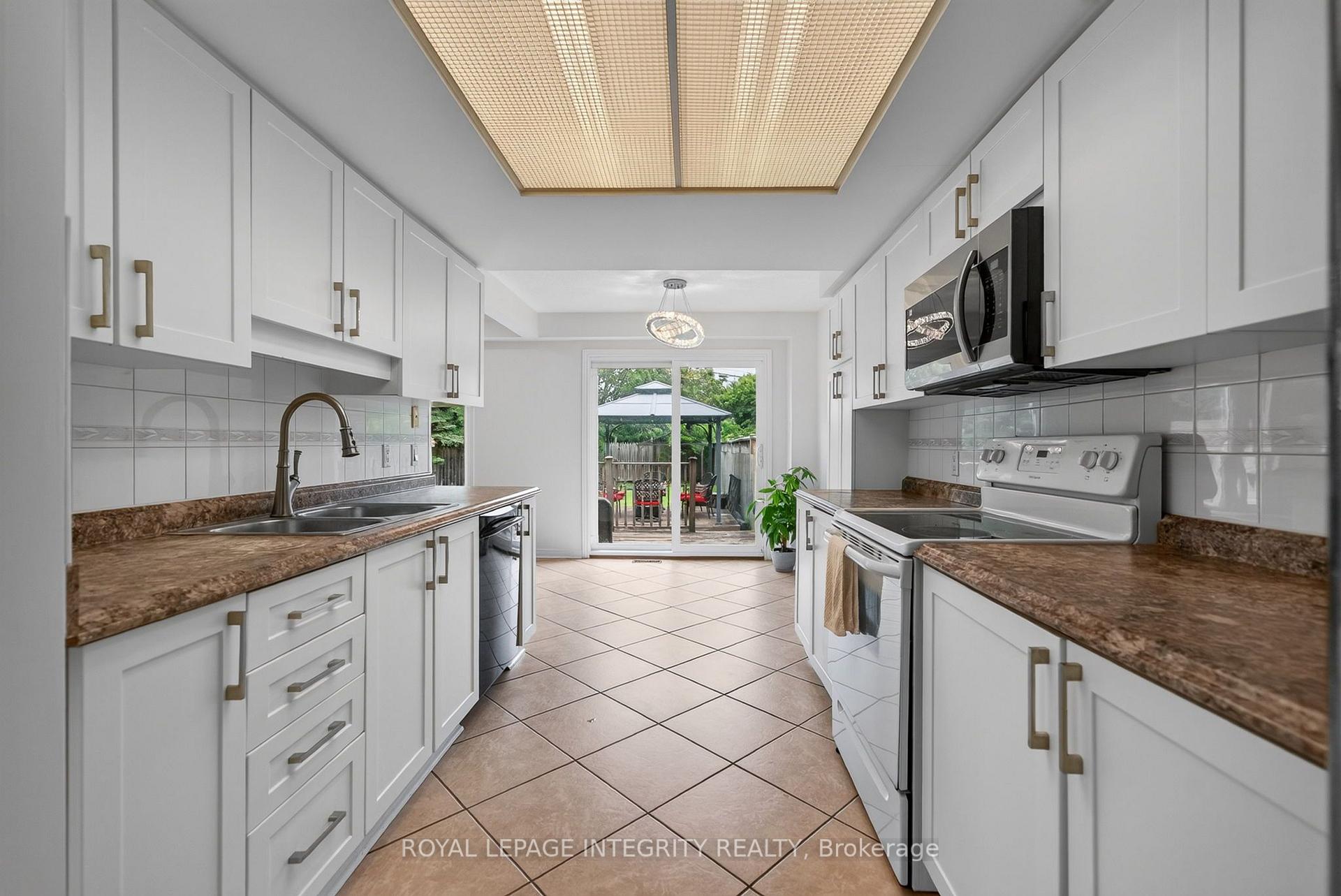 Photo 24 of 137 Hunterswood Crescent, Ottawa, Hunt Club Park — HOMEH