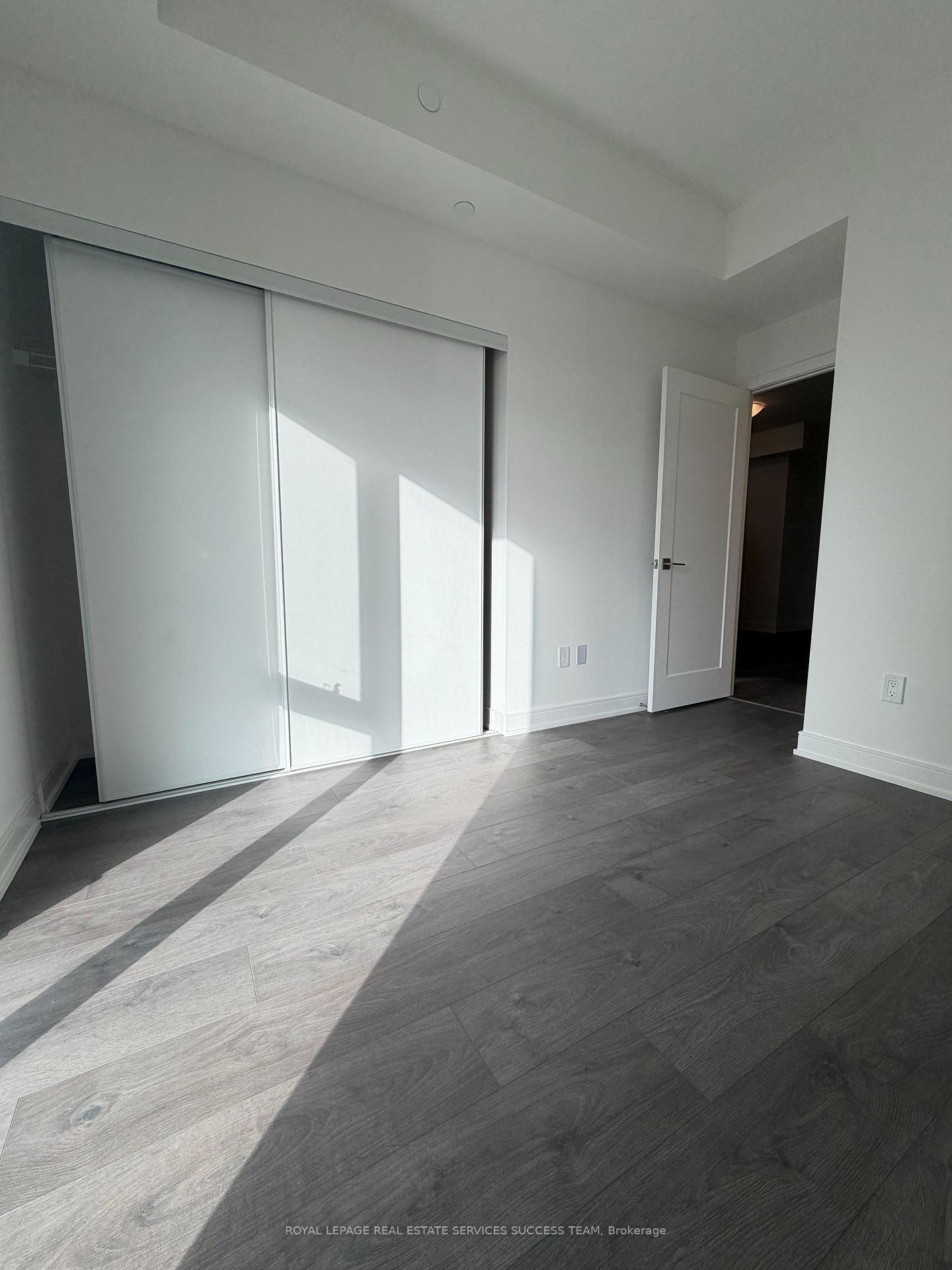 Photo 4 of Unit B809, 715 Davis Drive, Newmarket, Huron Heights-Leslie Valley — HOMEH