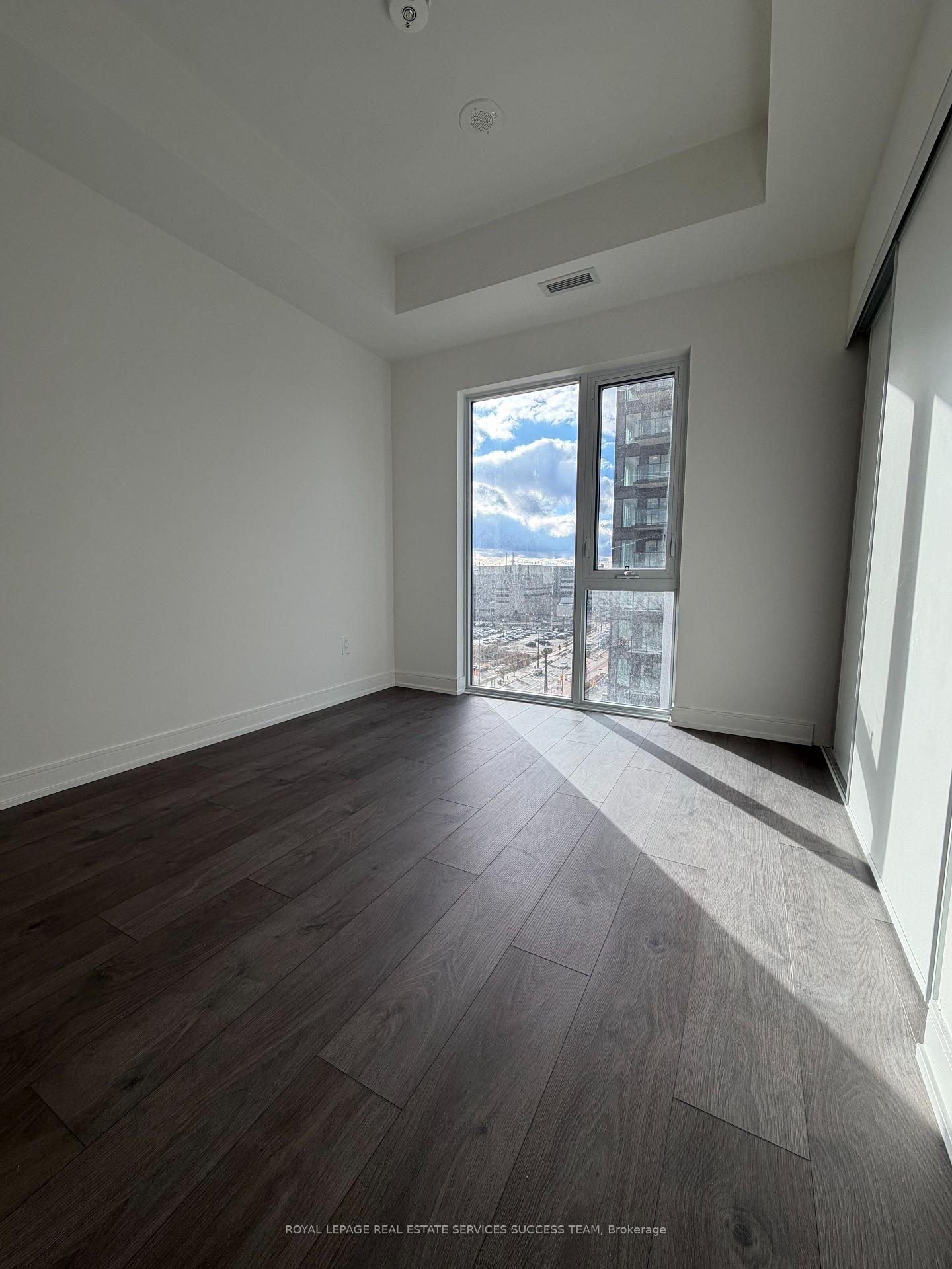 Photo 5 of Unit B809, 715 Davis Drive, Newmarket, Huron Heights-Leslie Valley — HOMEH
