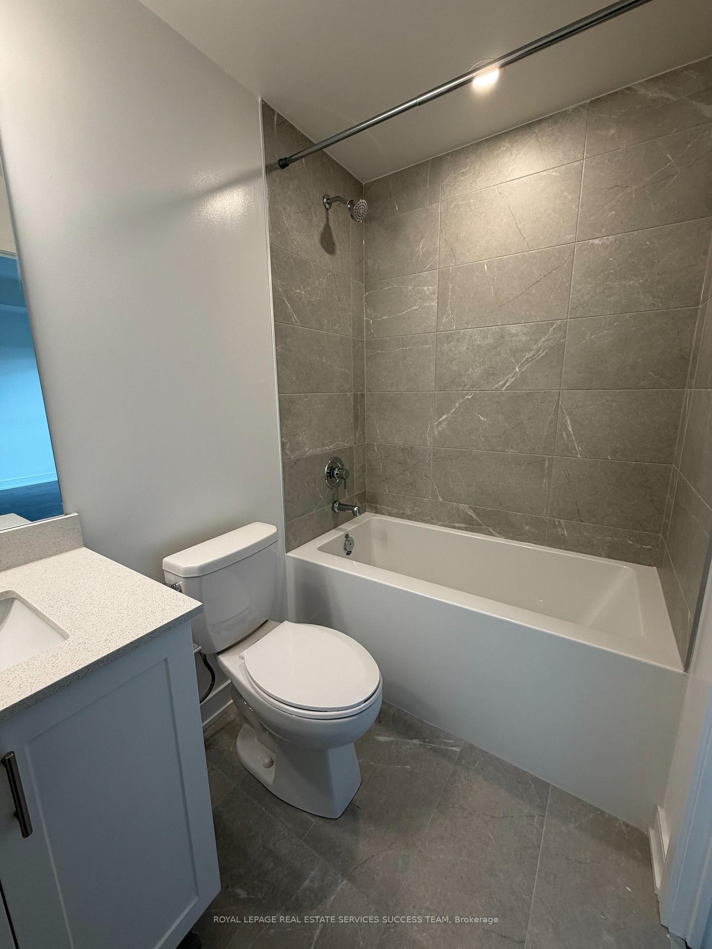 Photo 7 of Unit B809, 715 Davis Drive, Newmarket, Huron Heights-Leslie Valley — HOMEH