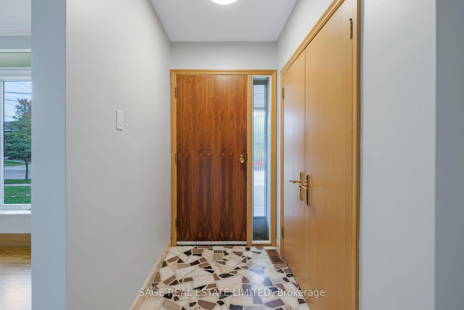 Photo 2 of 22 Ridgemount Road, Etobicoke, Humber Heights — HOMEH