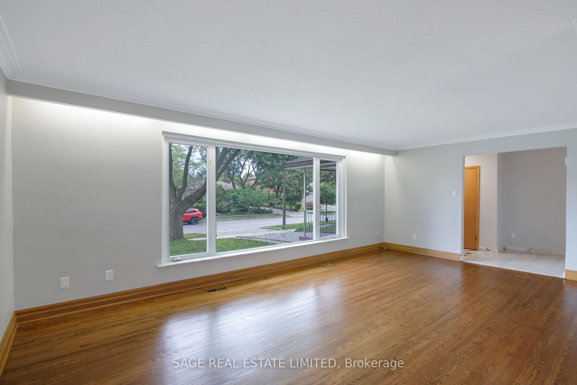Photo 4 of 22 Ridgemount Road, Etobicoke, Humber Heights — HOMEH