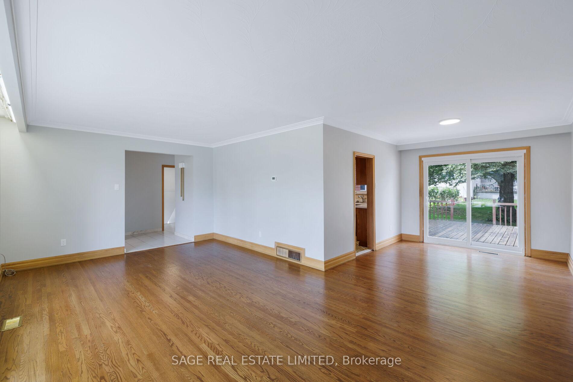 Photo 6 of 22 Ridgemount Road, Etobicoke, Humber Heights — HOMEH