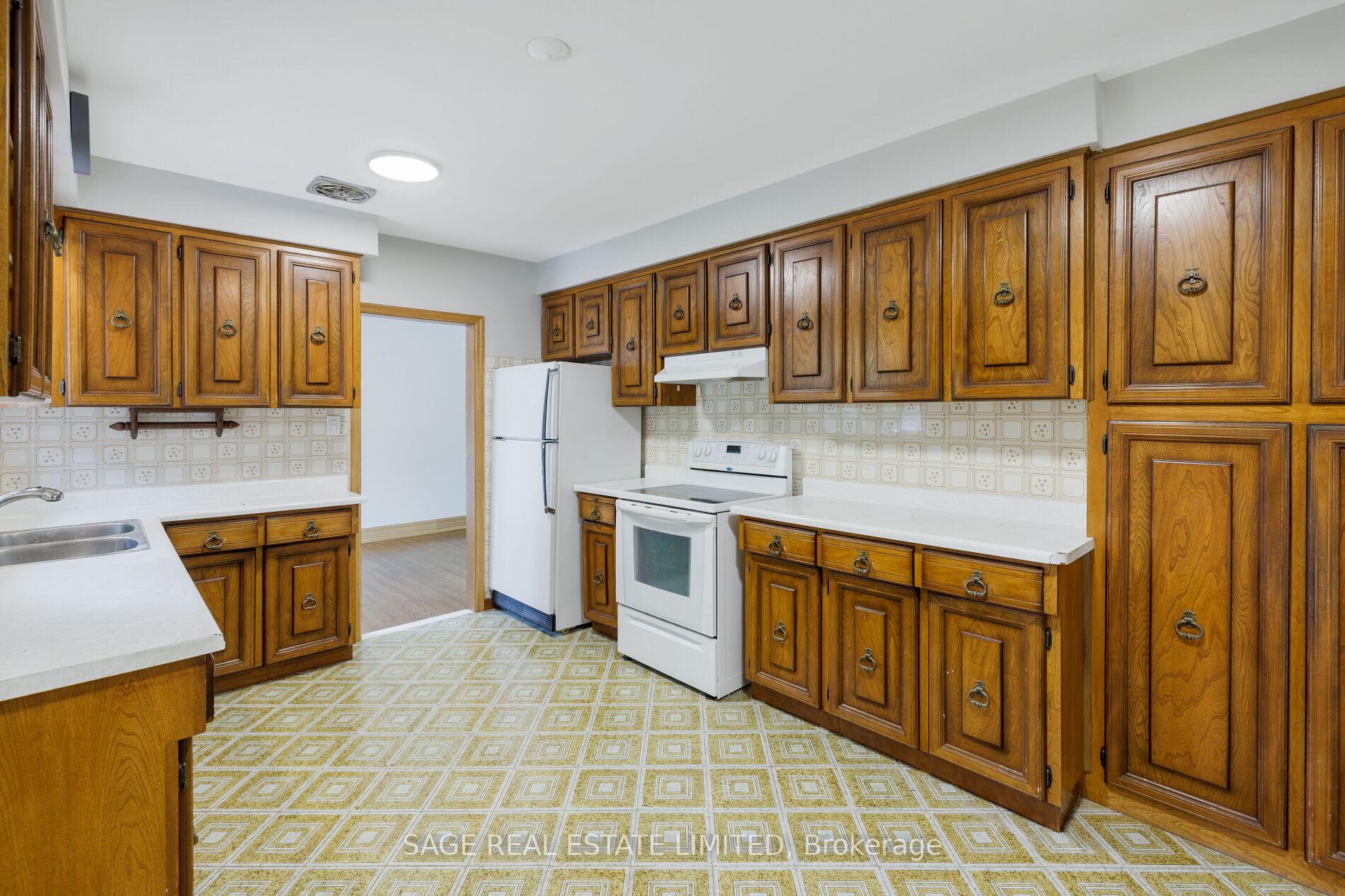 Photo 10 of 22 Ridgemount Road, Etobicoke, Humber Heights — HOMEH