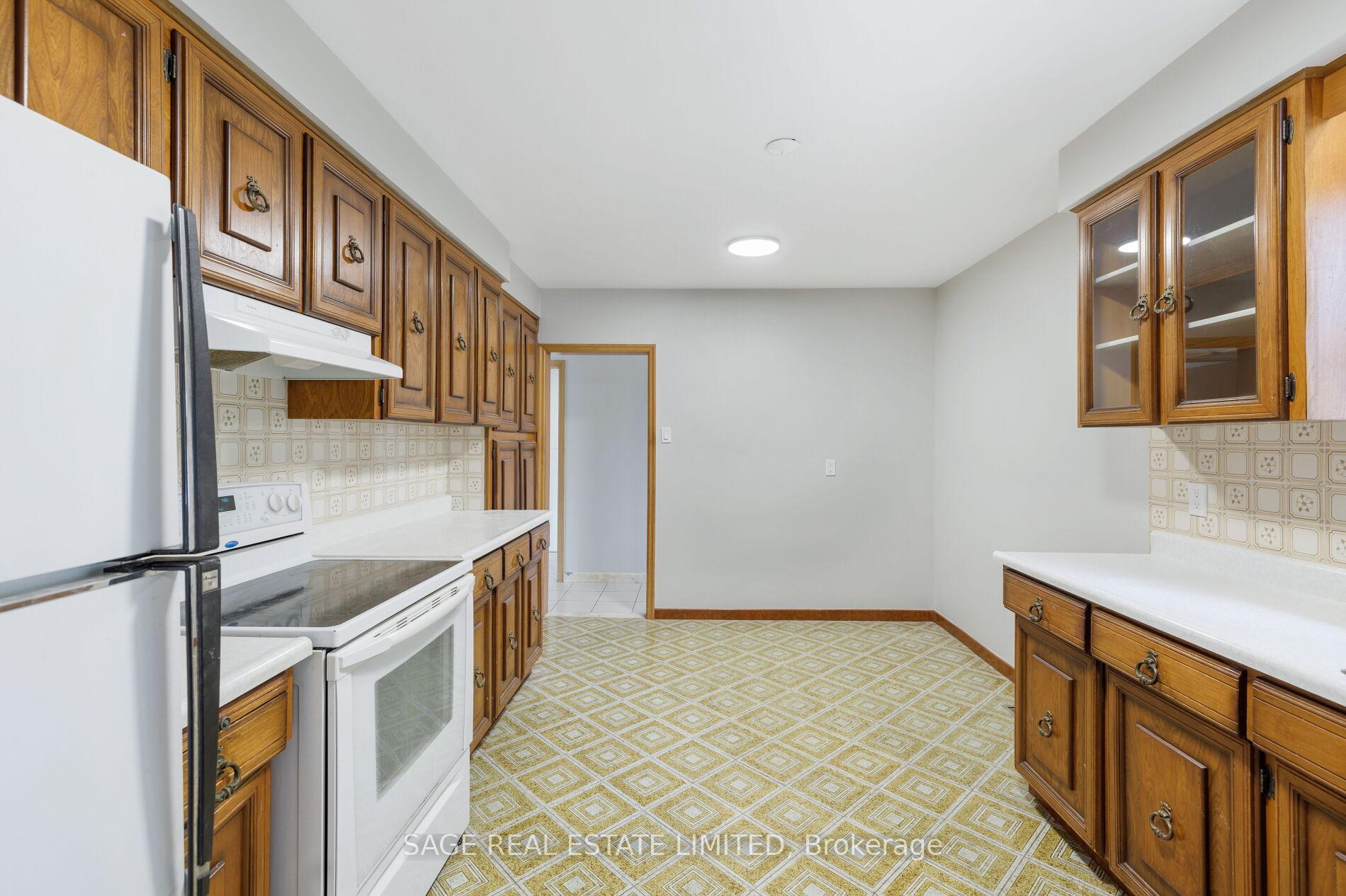 Photo 11 of 22 Ridgemount Road, Etobicoke, Humber Heights — HOMEH
