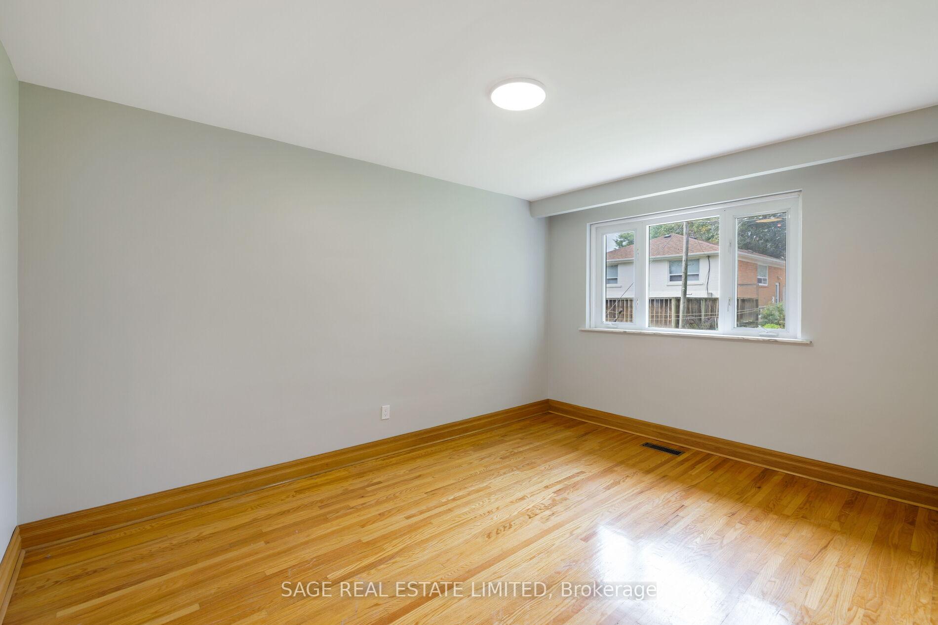 Photo 13 of 22 Ridgemount Road, Etobicoke, Humber Heights — HOMEH