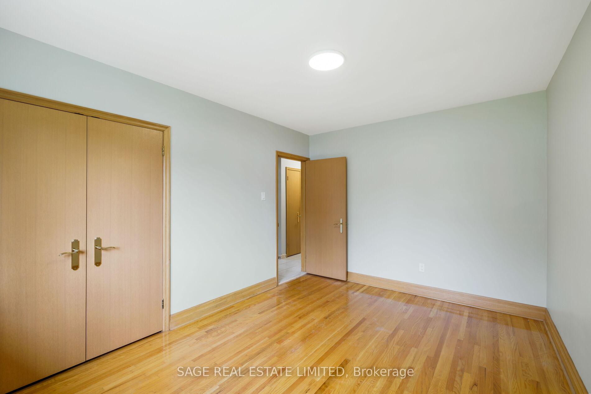 Photo 14 of 22 Ridgemount Road, Etobicoke, Humber Heights — HOMEH