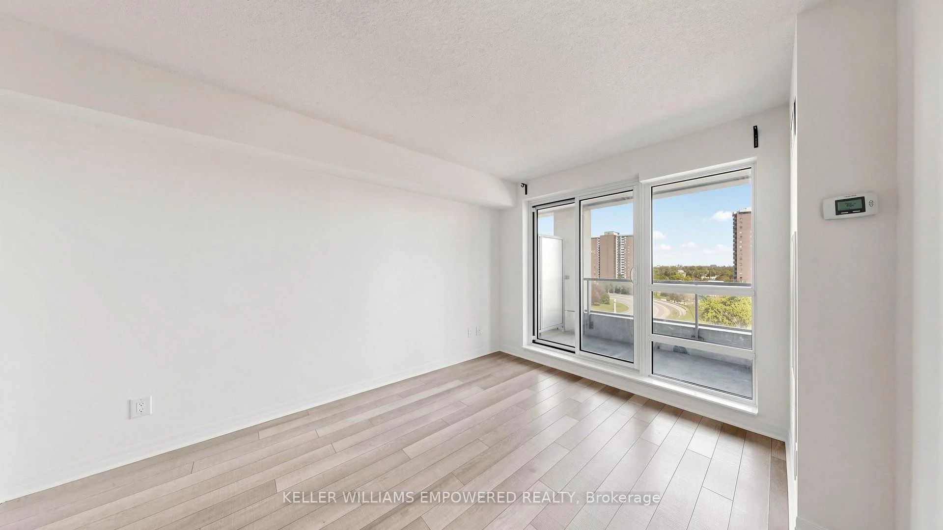 Photo 4 of Unit 807, 2015 Sheppard Avenue E, North York, Henry Farm — HOMEH