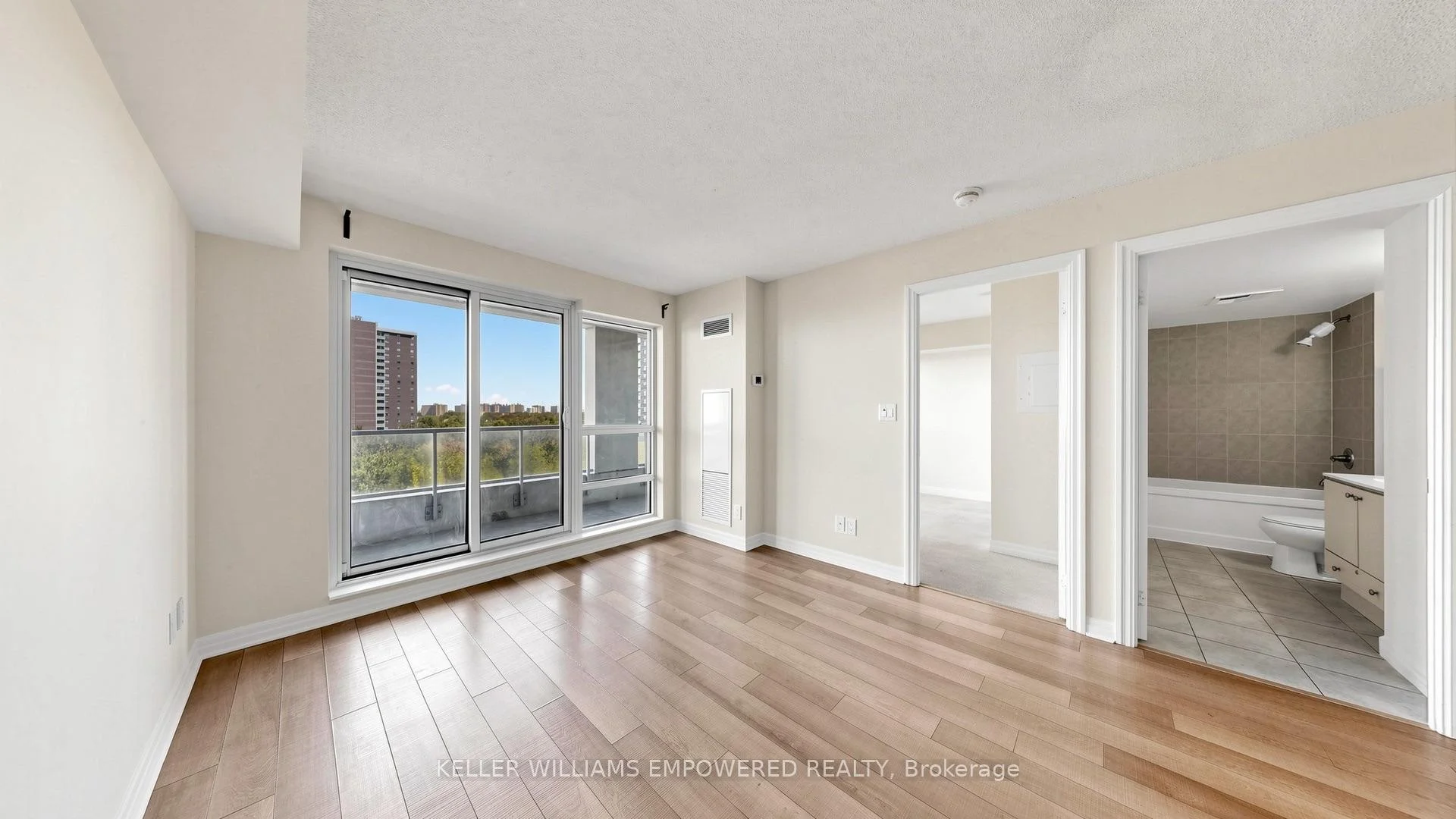 Photo 6 of Unit 807, 2015 Sheppard Avenue E, North York, Henry Farm — HOMEH