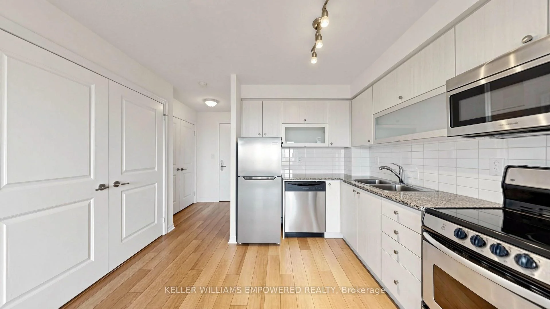 Photo 14 of Unit 807, 2015 Sheppard Avenue E, North York, Henry Farm — HOMEH