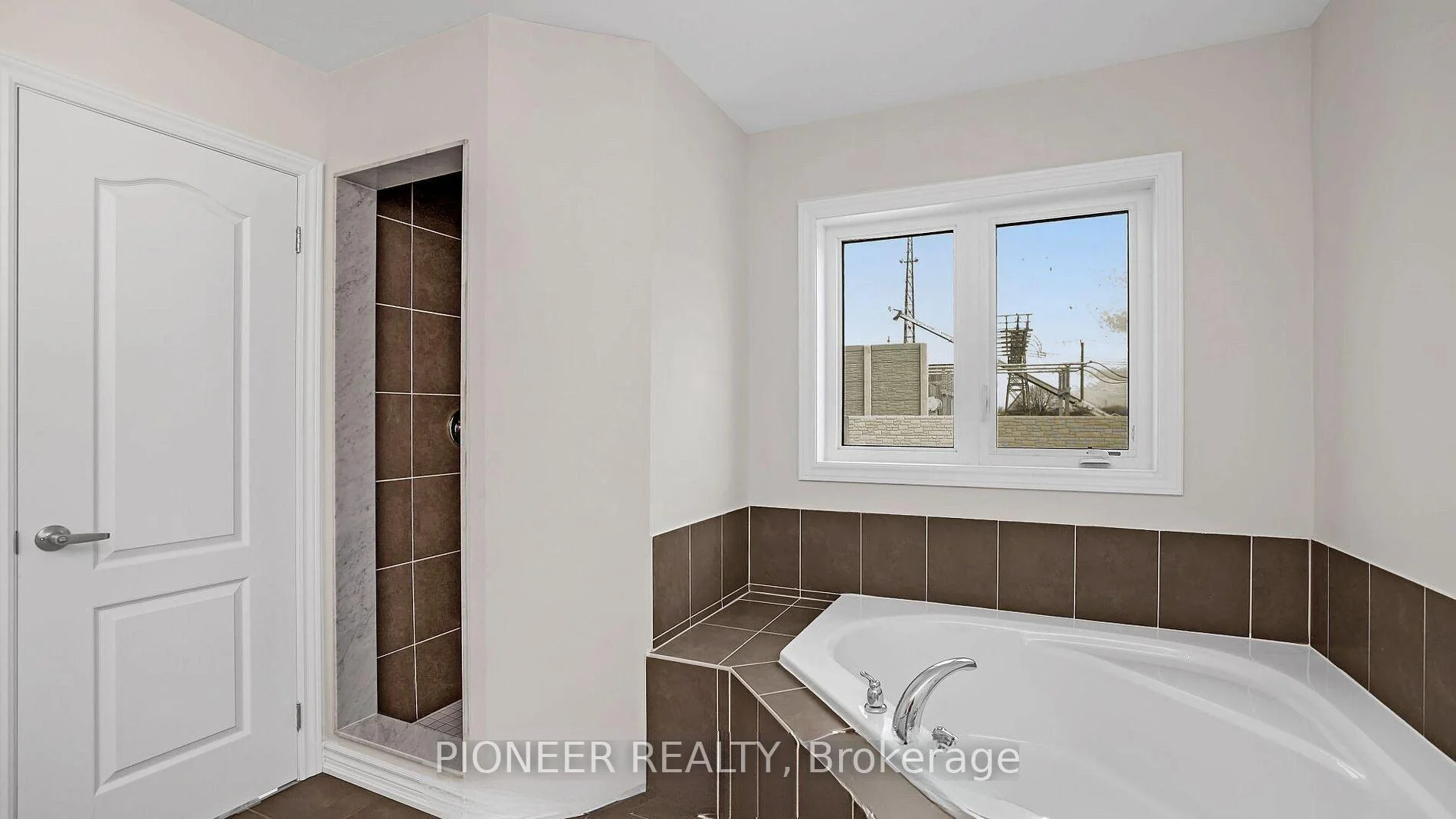 Photo 38 of 112 Palace Street, Thorold, Thorold Downtown — HOMEH