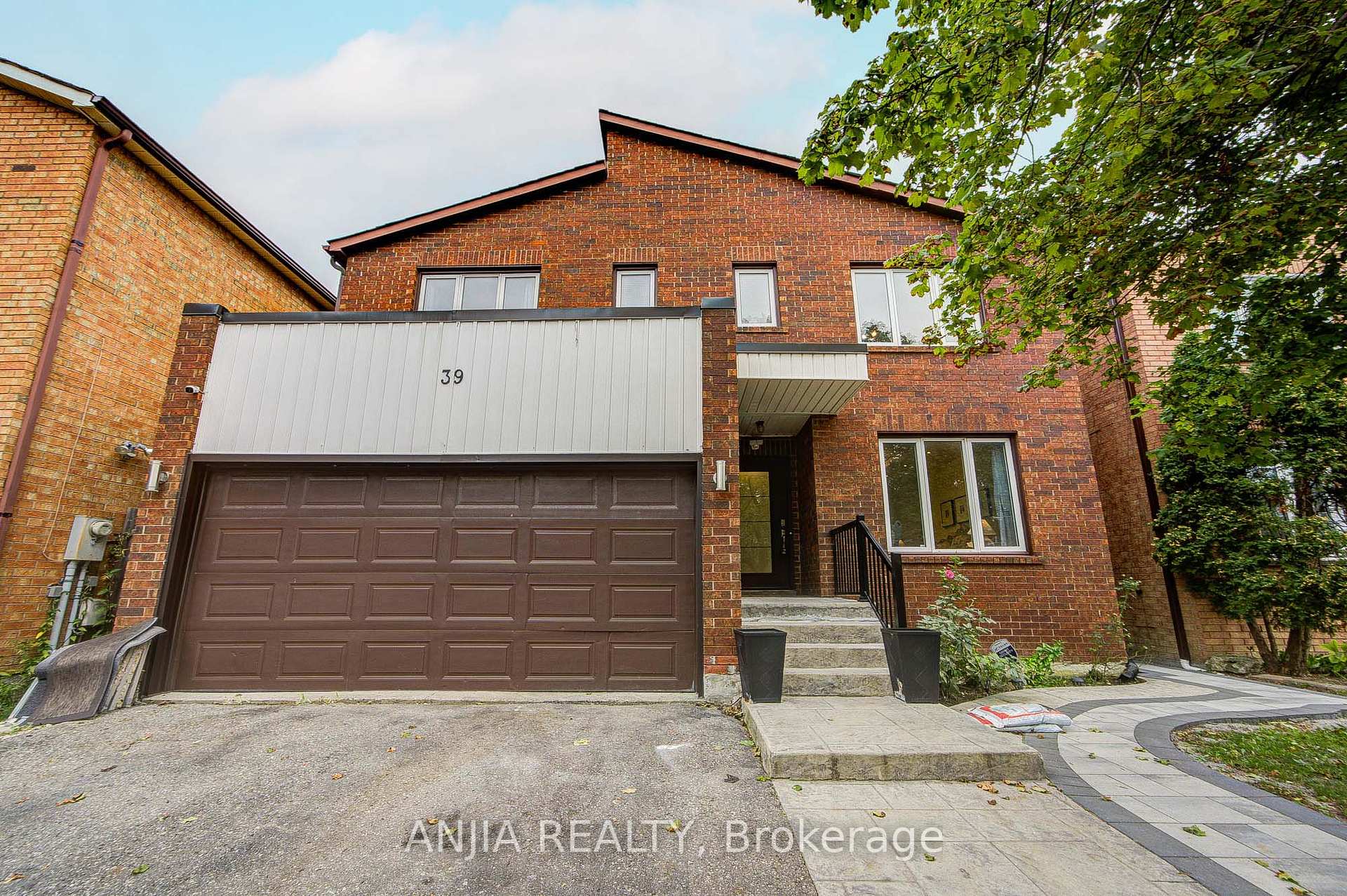 Photo 2 of 39 Millcroft Way, Vaughan, Brownridge — HOMEH