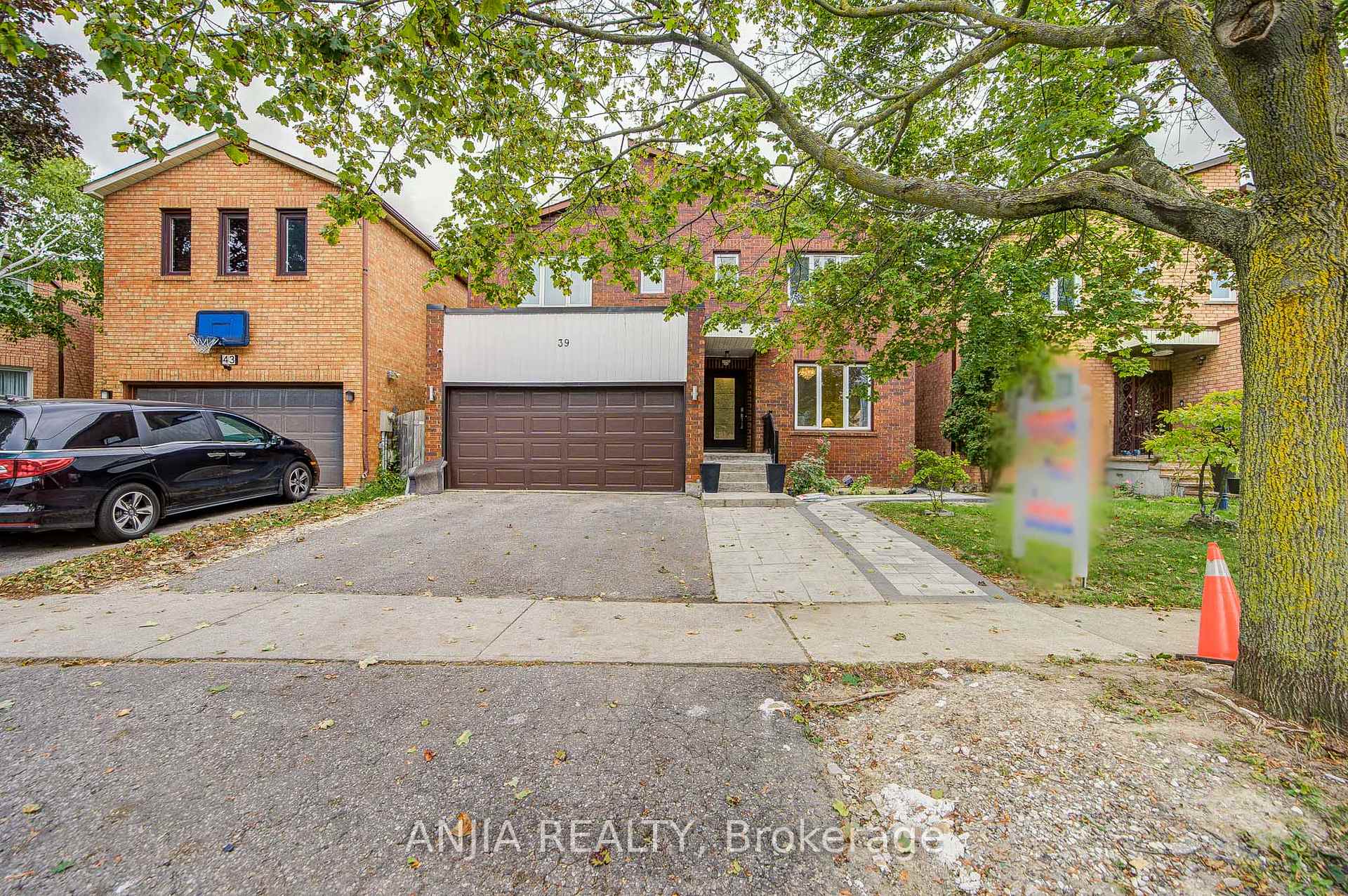Photo 3 of 39 Millcroft Way, Vaughan, Brownridge — HOMEH