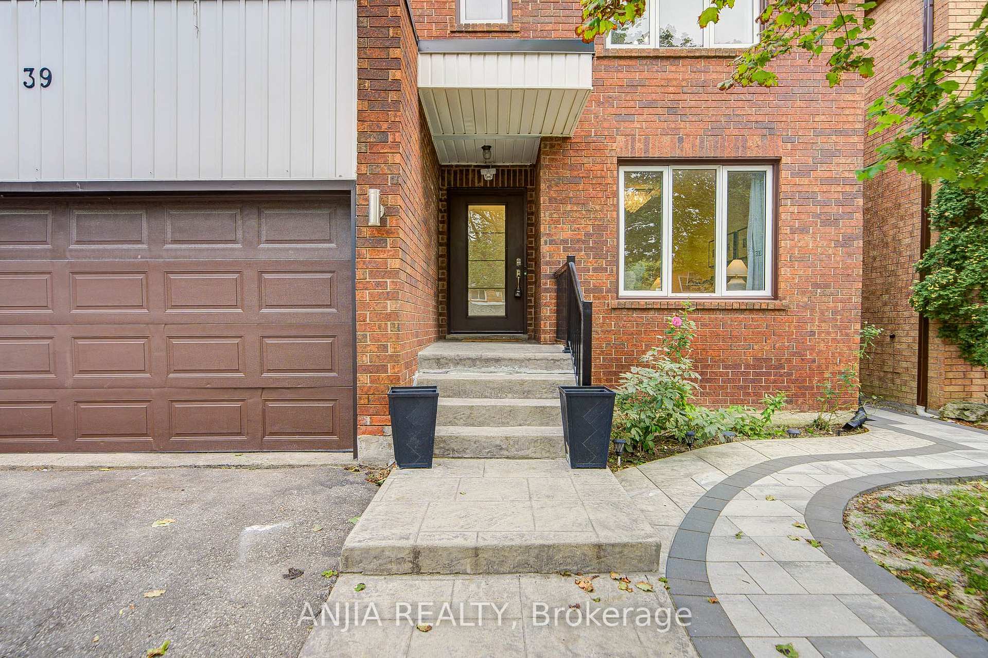 Photo 4 of 39 Millcroft Way, Vaughan, Brownridge — HOMEH
