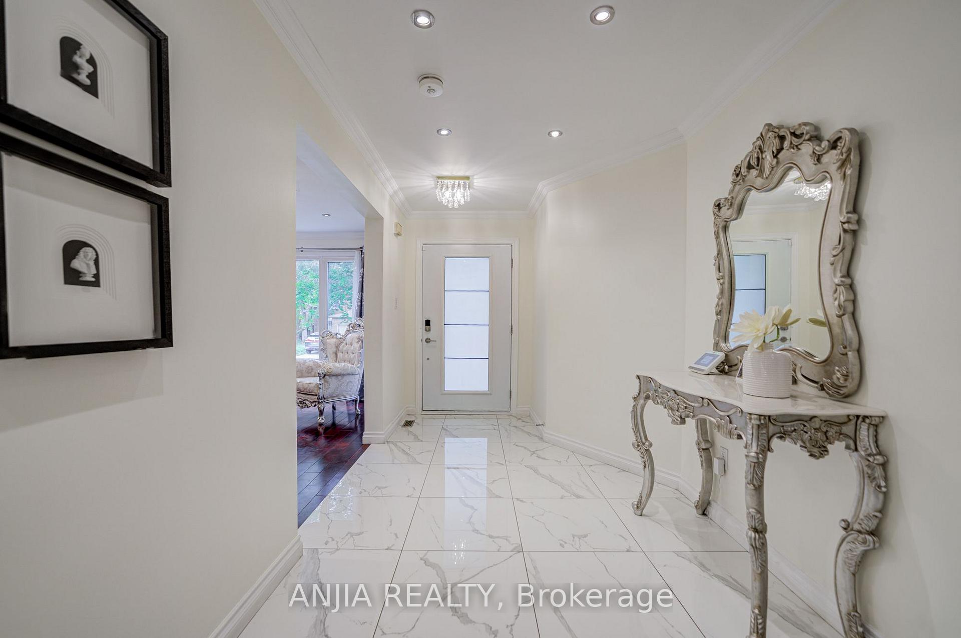 Photo 5 of 39 Millcroft Way, Vaughan, Brownridge — HOMEH