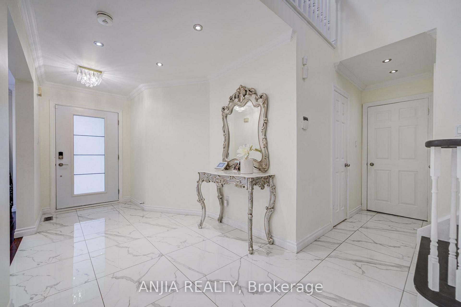 Photo 6 of 39 Millcroft Way, Vaughan, Brownridge — HOMEH