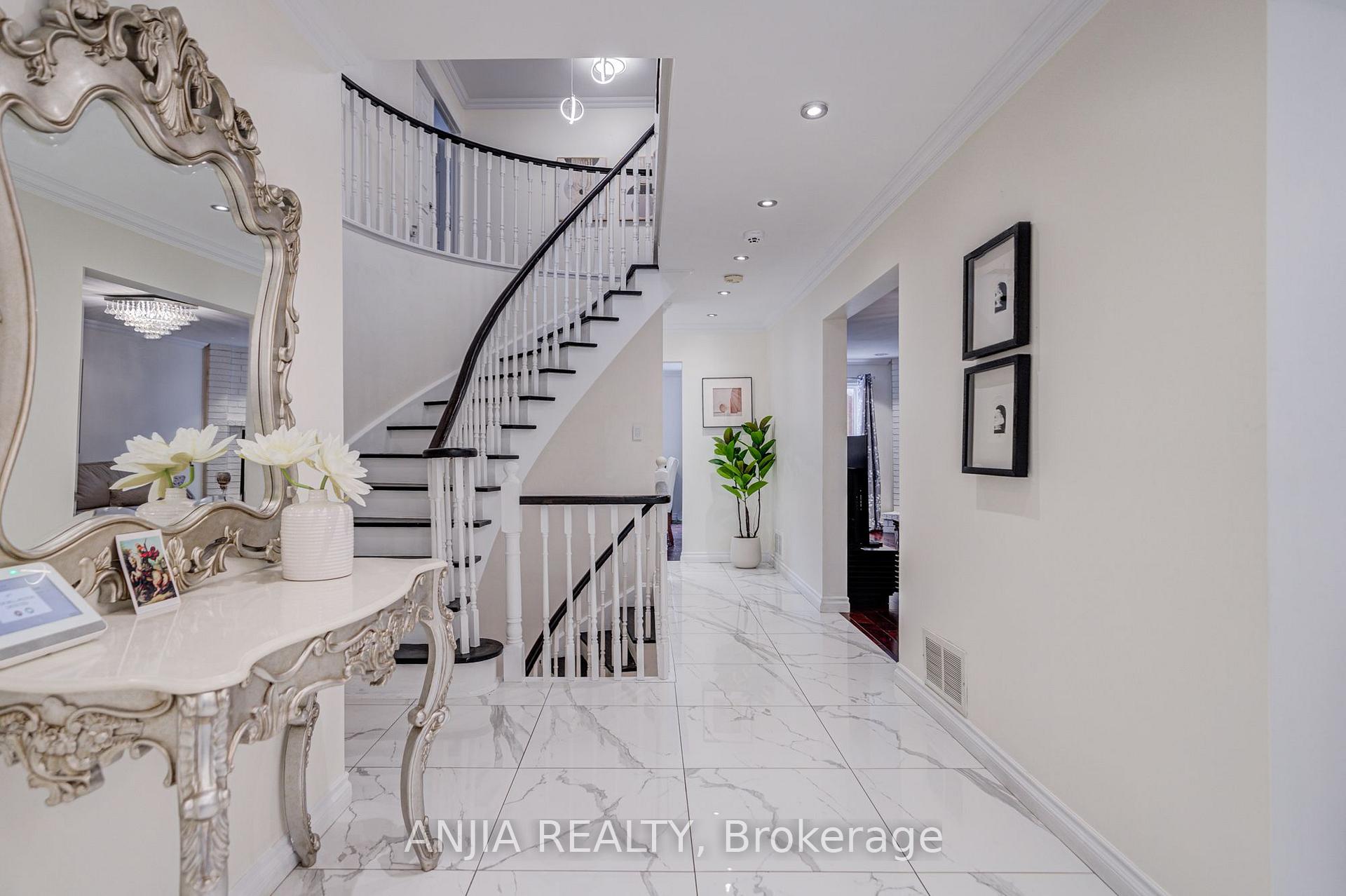 Photo 7 of 39 Millcroft Way, Vaughan, Brownridge — HOMEH