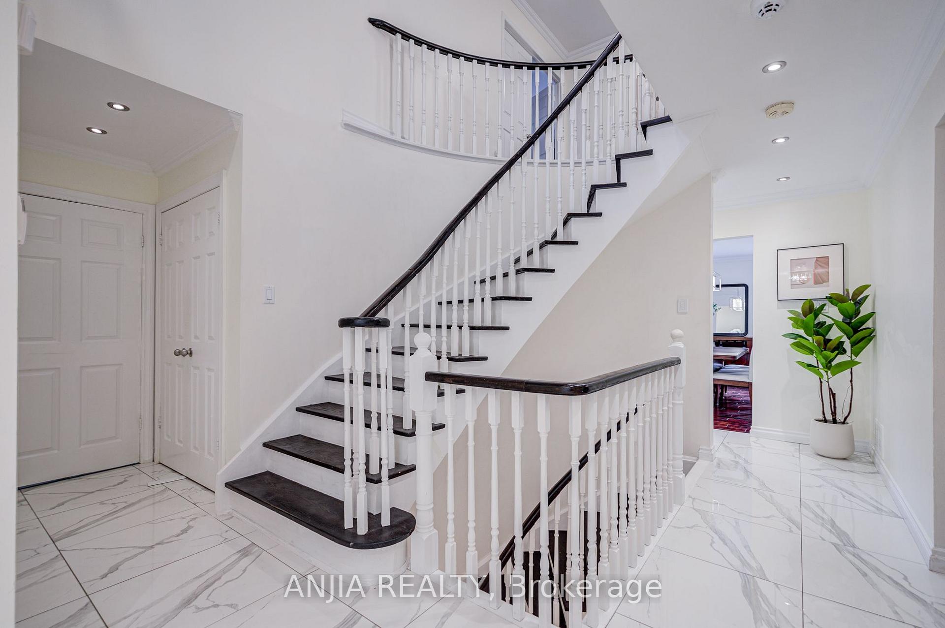 Photo 9 of 39 Millcroft Way, Vaughan, Brownridge — HOMEH