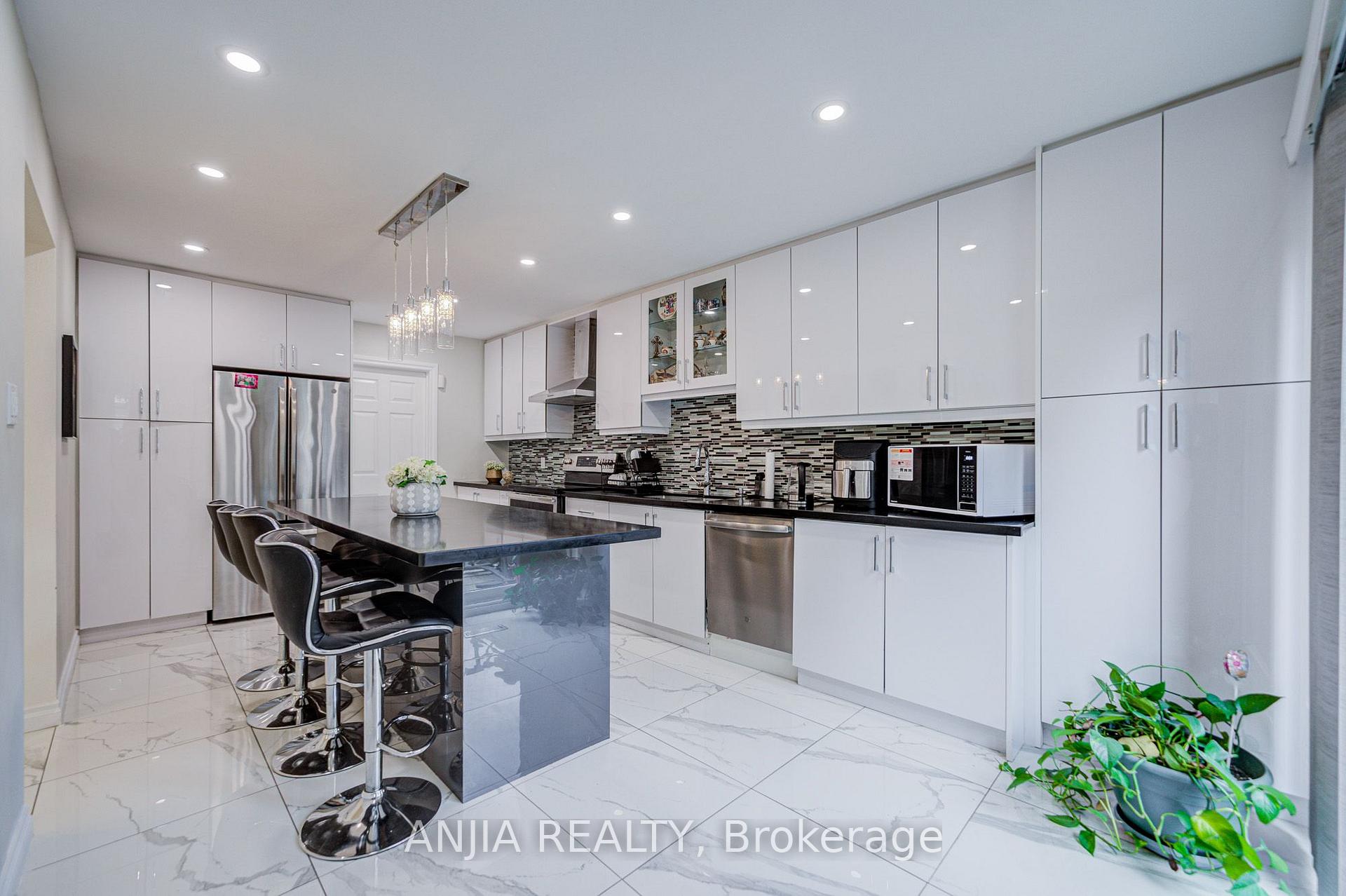 Photo 16 of 39 Millcroft Way, Vaughan, Brownridge — HOMEH