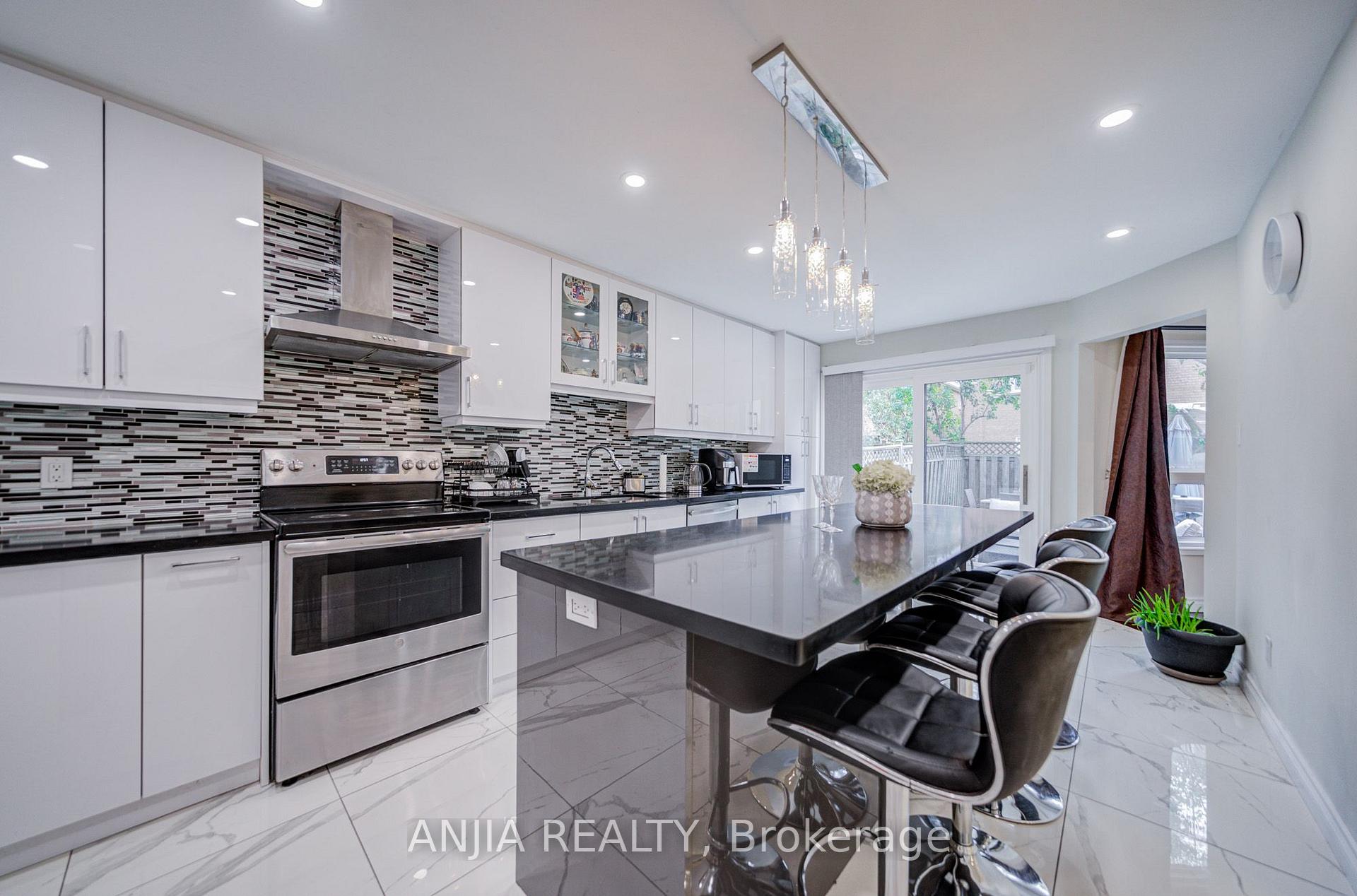 Photo 22 of 39 Millcroft Way, Vaughan, Brownridge — HOMEH