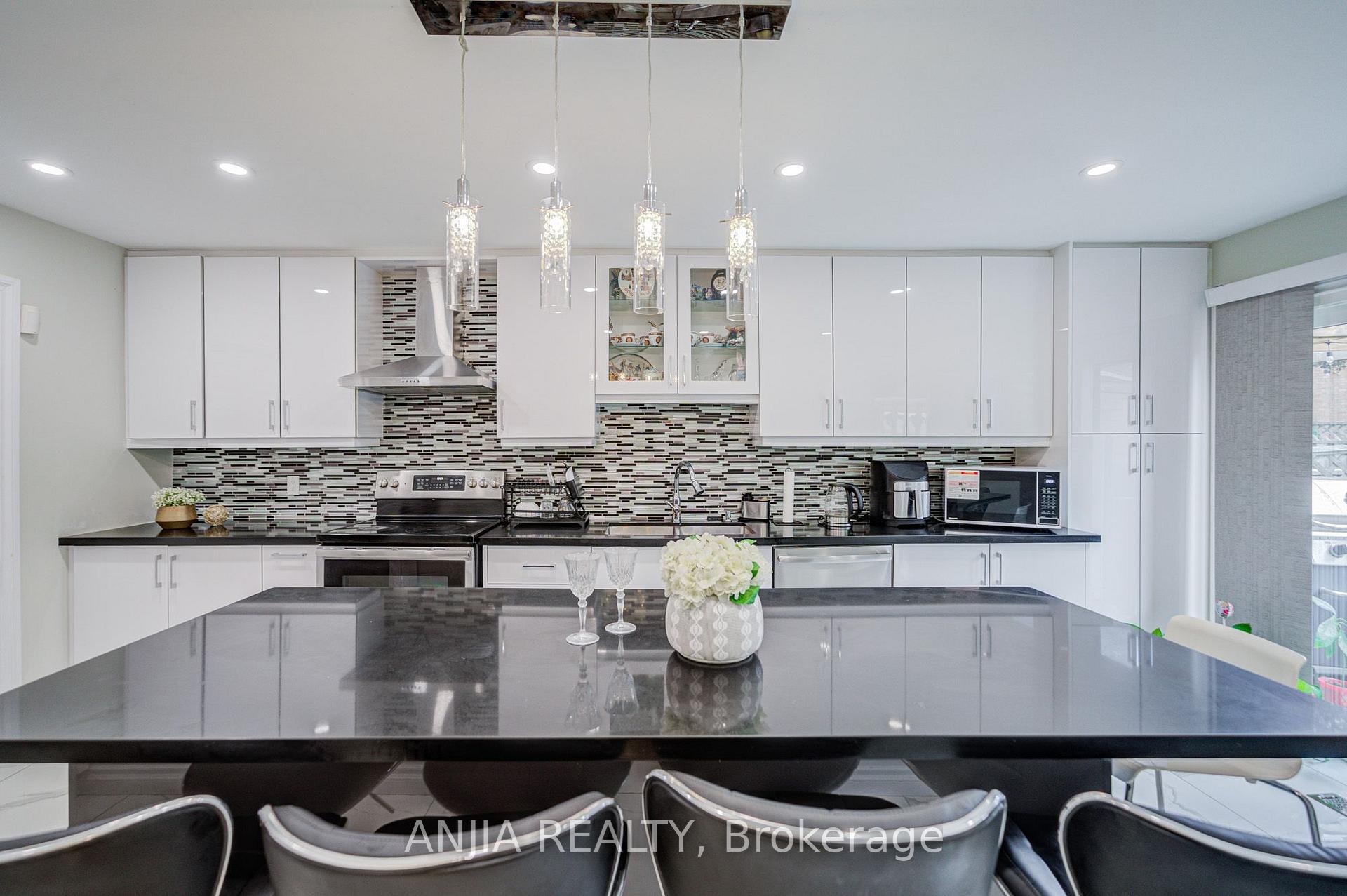 Photo 17 of 39 Millcroft Way, Vaughan, Brownridge — HOMEH
