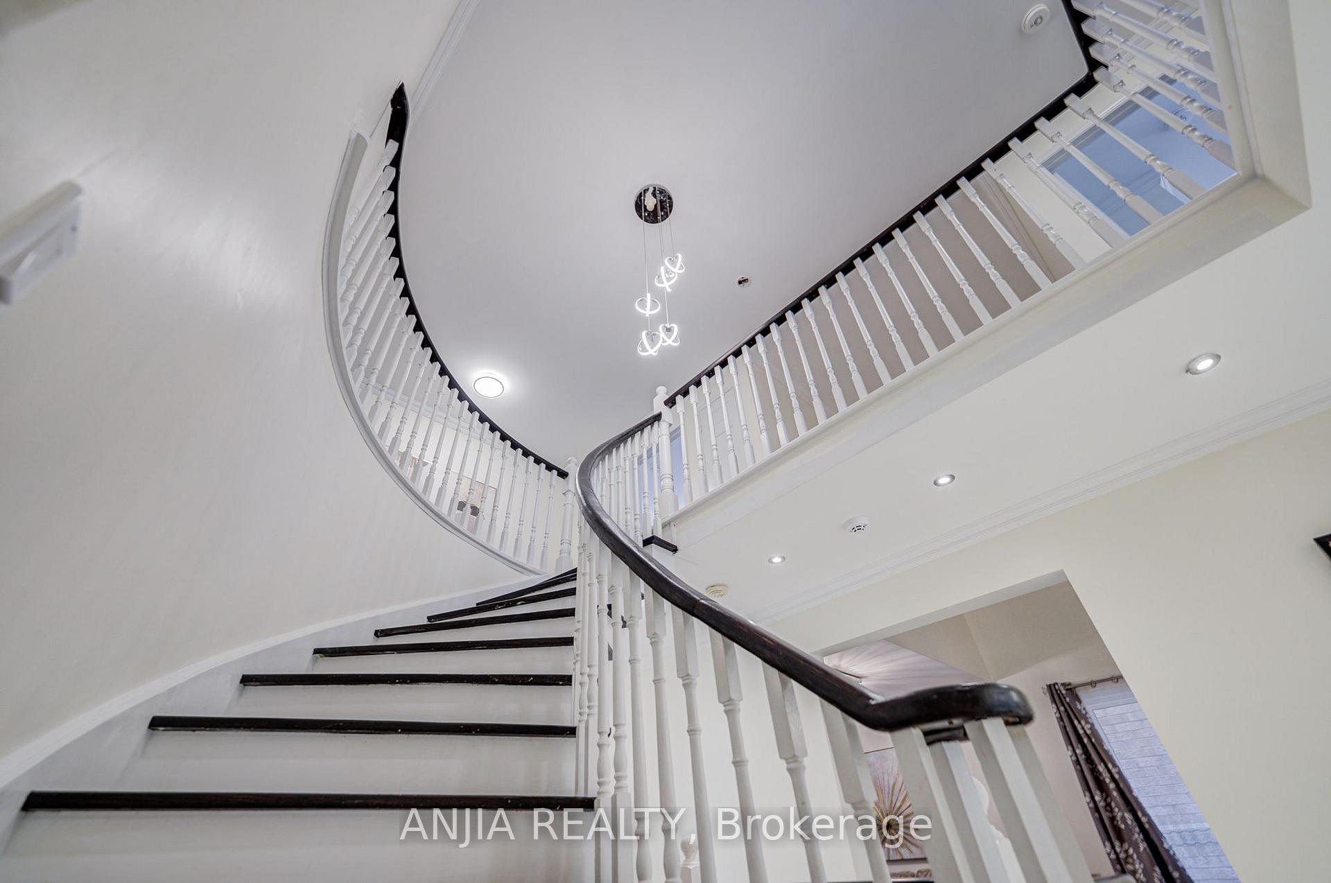 Photo 30 of 39 Millcroft Way, Vaughan, Brownridge — HOMEH