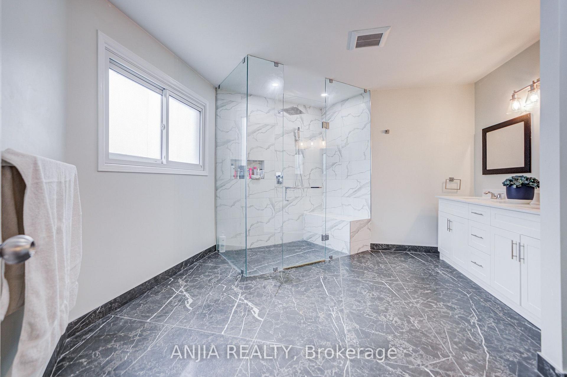 Photo 32 of 39 Millcroft Way, Vaughan, Brownridge — HOMEH