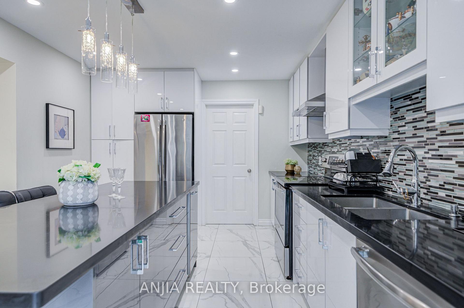 Photo 18 of 39 Millcroft Way, Vaughan, Brownridge — HOMEH