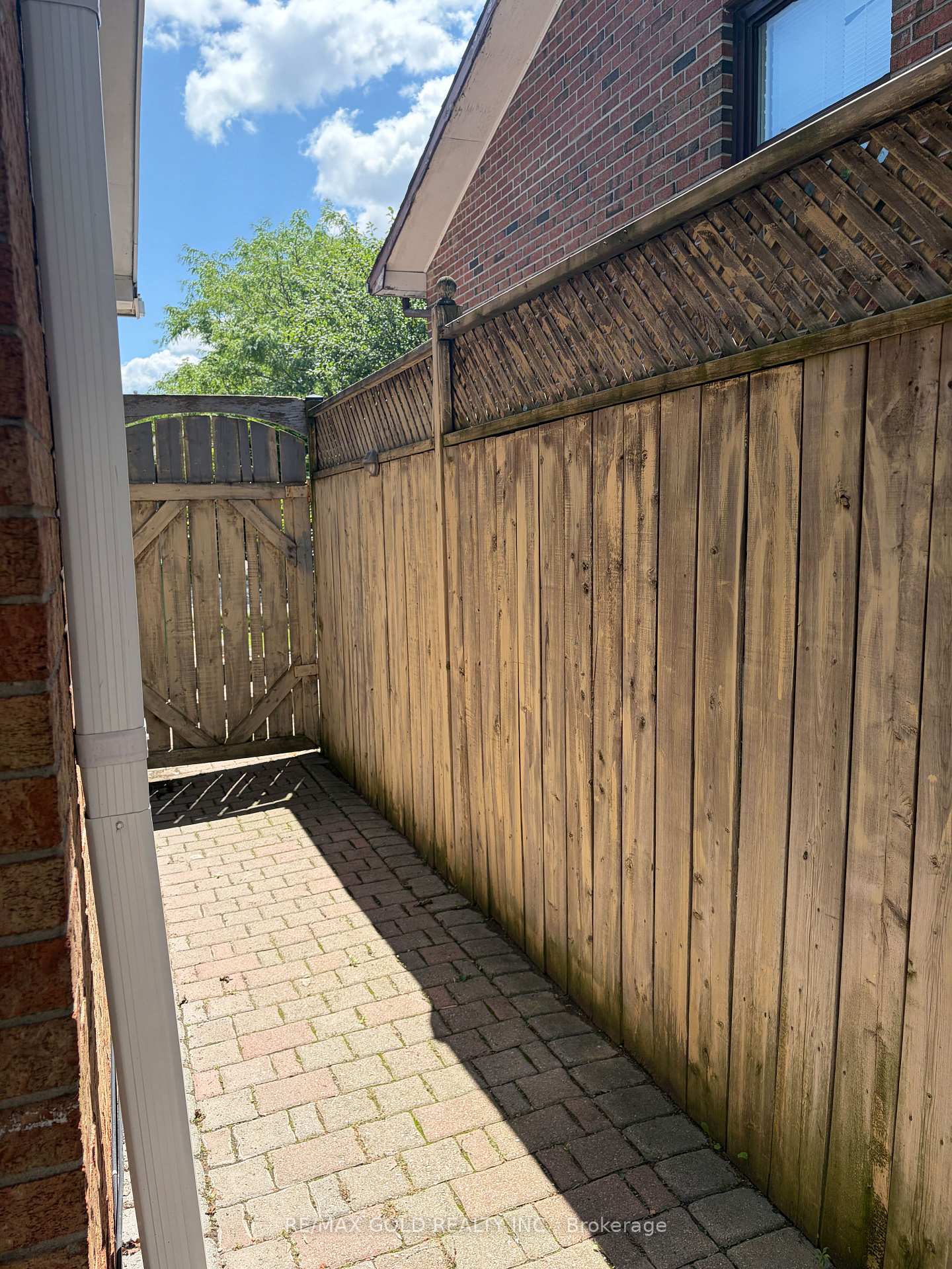 Photo 2 of Unit Basement, 38 Carter Drive, Brampton, Brampton North — HOMEH
