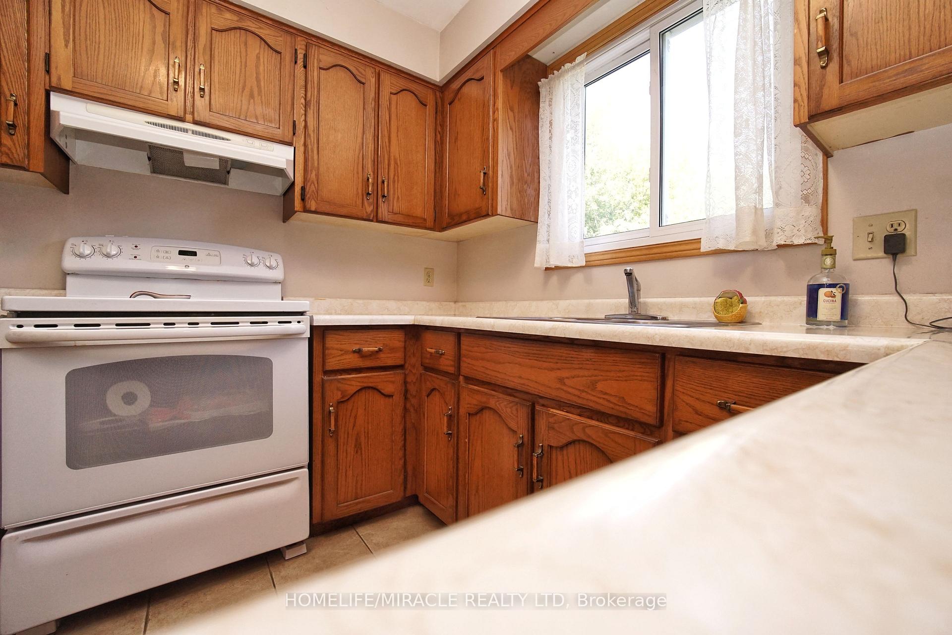Photo 14 of 56 Scenic Wood Crescent, Kitchener, Stanley Park — HOMEH