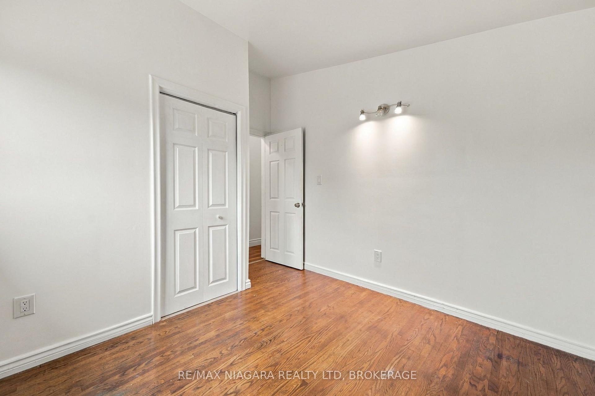 Photo 18 of 8 North Crescent Drive N, Welland, Dain City — HOMEH