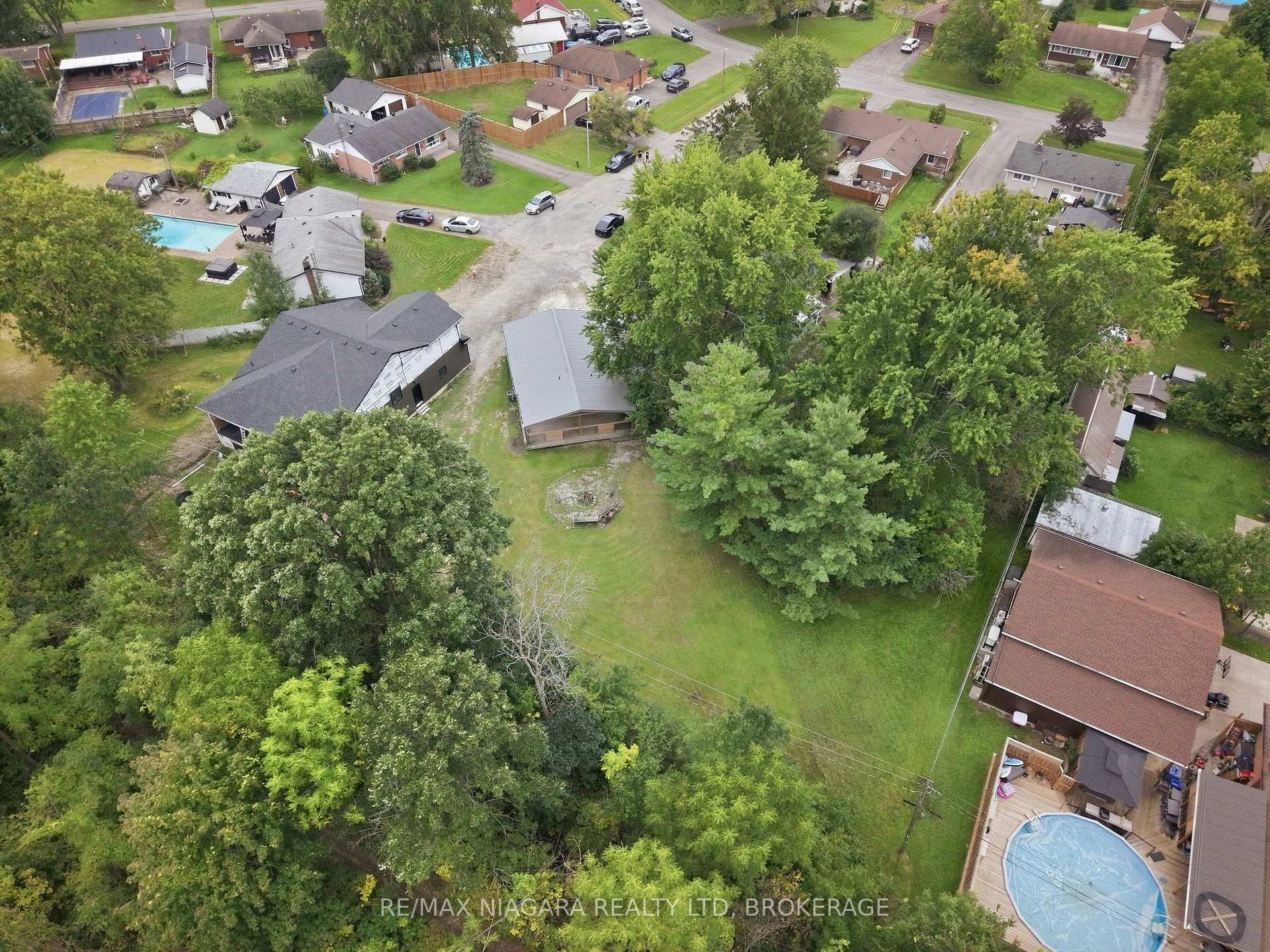 Photo 33 of 8 North Crescent Drive N, Welland, Dain City — HOMEH